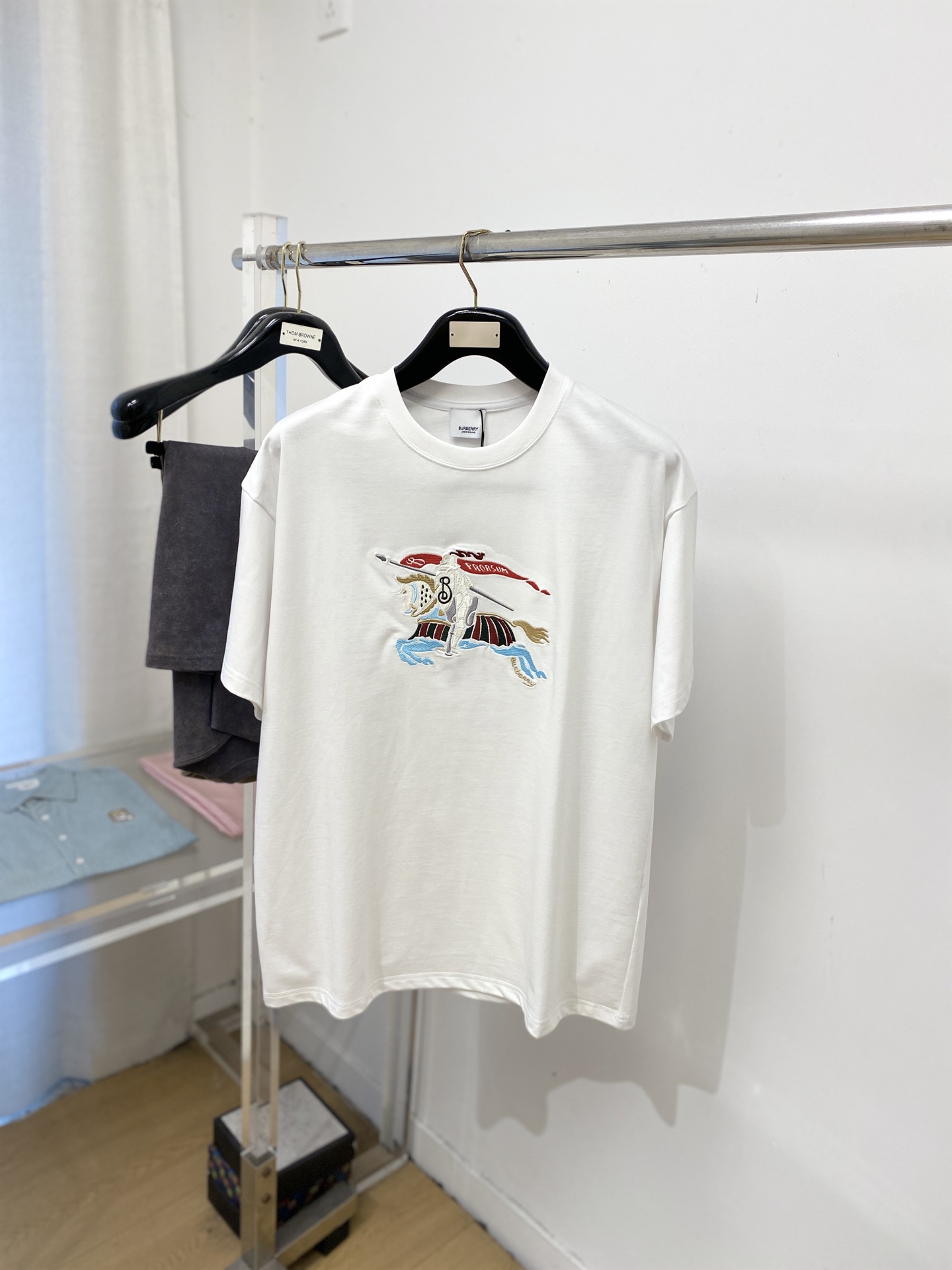 🌾退换！ 巴宝莉、2025新品短袖T恤，帅气时尚，胸前精致刺绣图案字母logo，简约百搭款。面料棉 不仅