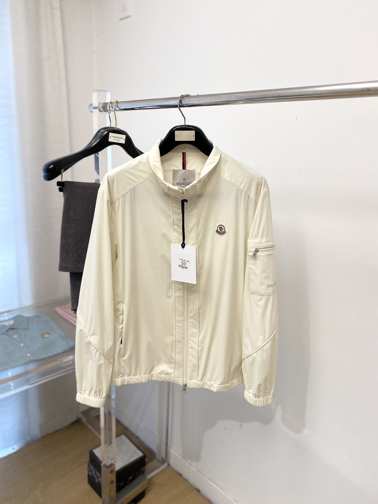 NO:743882,Moncler, 2026 new jacket, fashionable and handsome, simple and versatile, embroidered logo on the chest, customized original fabric, not only crisp and trendy silhouette, but also comfortable to wear, more delicate yarn weaving, size M-3XL,, Moncler, jackets & coats, jackets & coats,19860909蒙口、2026新品夹克外套,时尚帅气,简约百搭款,胸前刺绣装饰图案logo,定制原版面料,不仅挺括,保持潮流的廓形,又穿着舒适,纱织更细腻,码数M-3XL,,Moncler,jackets & coats,jackets & coats,,Men's clothing