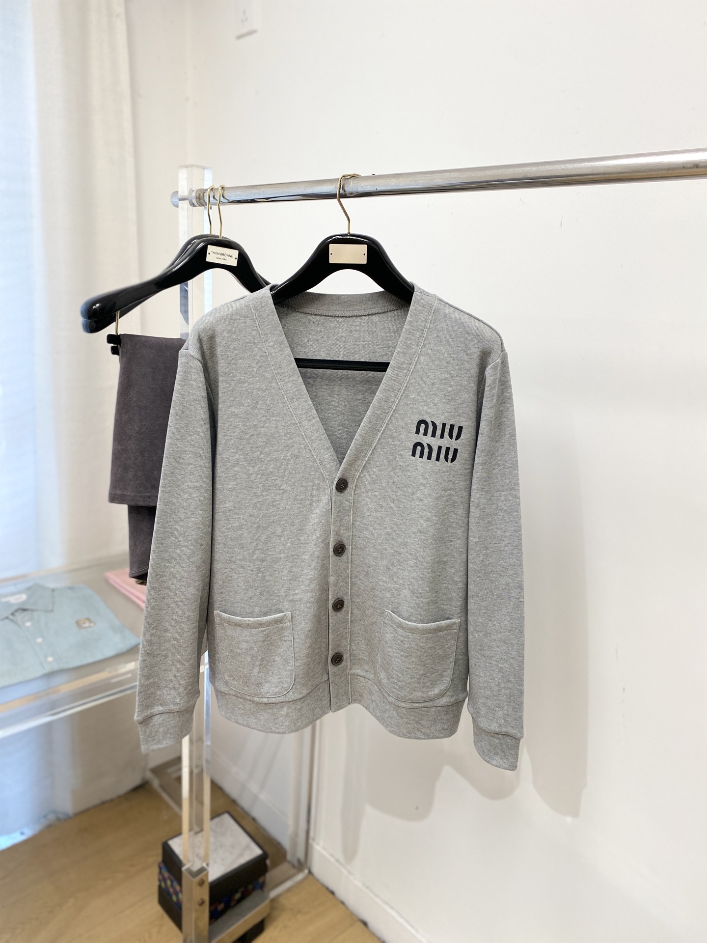 NO:728104,Support replacement after the year!  miu miu, 2025 new cardigan sweater has a delicate and soft feel, which can be directly in contact with the skin, allowing the warm yarn to change into a delicate texture. The top-notch craftsmanship is very distinctive and brilliant, and the style is simple, elegant and exquisite. The three-dimensional tailoring design makes the entire sweater upper body full of youthful vitality and vitality. It is recommended as a must-have for autumn and winter. Size M-3XL,, miumiu, sweaters,19860909支持年后退换！miu miu、2025新品开衫羊毛衣 具有手感细腻柔软,可直接与肌肤接触,让暖心的纱线变化出细腻的质感,顶级工艺极具特色出彩,款式简约大方精美 立体剪裁的版型设计,让整款毛衣上身尽显青春活力和朝气,推荐款秋冬季穿搭必备.尺码M-3XL,,miumiu,sweaters,,Men's clothing