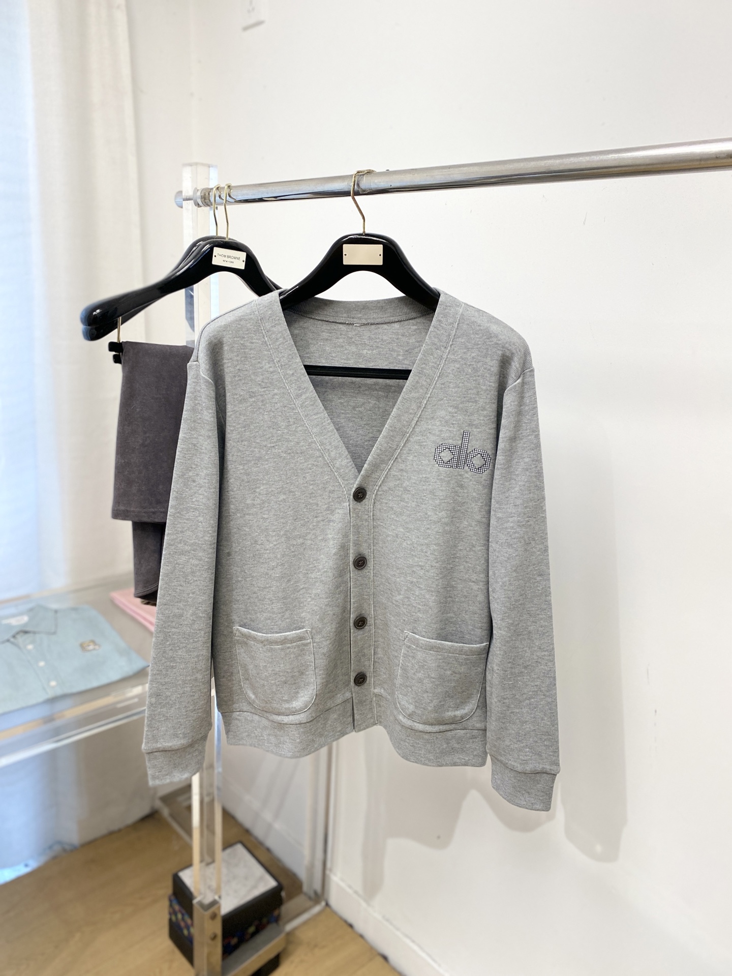 NO:728111,Support replacement after the year!  alo, 2025 new cardigan woolen sweater has a delicate and soft feel, which can be directly contacted with the skin, allowing the warm yarn to change into a delicate texture. The top-notch craftsmanship is very distinctive and colorful, and the style is simple, elegant and exquisite. The three-dimensional tailoring design makes the entire sweater upper body full of youthful vitality and vitality. It is recommended to be a must-have for autumn and winter. Size M-3XL,,sweaters,19860909支持年后退换！alo、2025新品开衫羊毛衣 具有手感细腻柔软,可直接与肌肤接触,让暖心的纱线变化出细腻的质感,顶级工艺极具特色出彩,款式简约大方精美 立体剪裁的版型设计,让整款毛衣上身尽显青春活力和朝气,推荐款秋冬季穿搭必备.尺码M-3XL,,sweaters,,Men's clothing