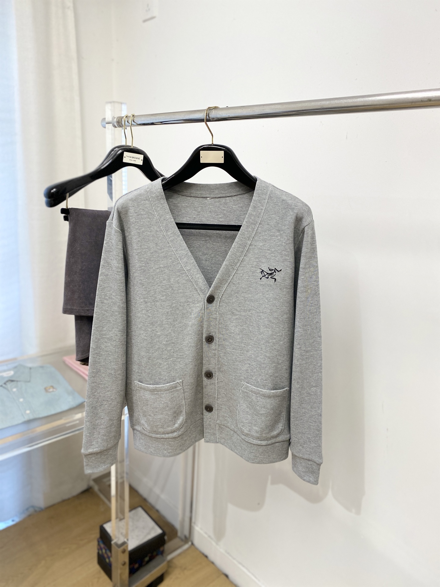 NO:728118,Support replacement after the year!  Arc'teryx, 2025 new cardigan woolen sweater has a delicate and soft feel, which can be directly contacted with the skin, allowing the warm yarn to change into a delicate texture. The top-notch craftsmanship is very distinctive and colorful, and the style is simple, elegant and exquisite. The three-dimensional tailoring design makes the entire sweater upper body full of youthful vitality and vitality. It is recommended to be a must-have for autumn and winter. Size M-3XL, arc'teryx, sweaters,19860909支持年后退换！始祖鸟、2025新品开衫羊毛衣 具有手感细腻柔软,可直接与肌肤接触,让暖心的纱线变化出细腻的质感,顶级工艺极具特色出彩,款式简约大方精美 立体剪裁的版型设计,让整款毛衣上身尽显青春活力和朝气,推荐款秋冬季穿搭必备.尺码M-3XL,arc'teryx,sweaters,,Men's clothing