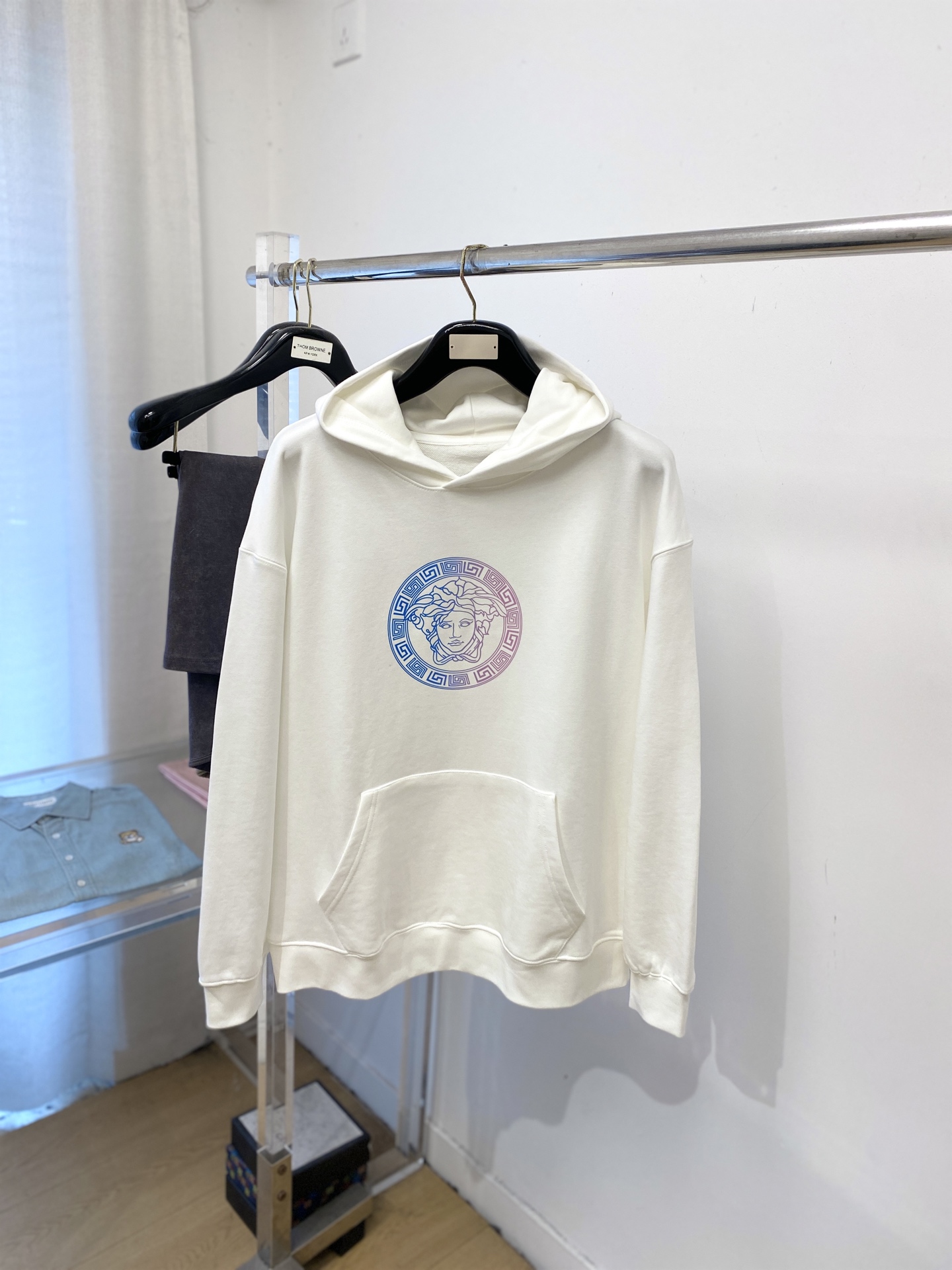 NO:728124,Support replacement after the year!  Versace, 2025 new sweatshirt, handsome and fashionable, top-notch printed logo on the chest, simple and versatile. The fabric cotton is not only crisp and maintains the trendy silhouette, but also comfortable to wear, and the yarn is more delicate. Size M-3XL, versace, hoodie, sweatshirts,19860909支持年后退换！ 范思哲、2025新品卫衣,帅气时尚,胸前顶级印花图案logo,简约百搭款.面料棉 不仅挺括,保持潮流的廓形,又穿着舒适,纱织更细腻,码数M-3XL,,versace,hoodie,sweatshirts,,Men's clothing