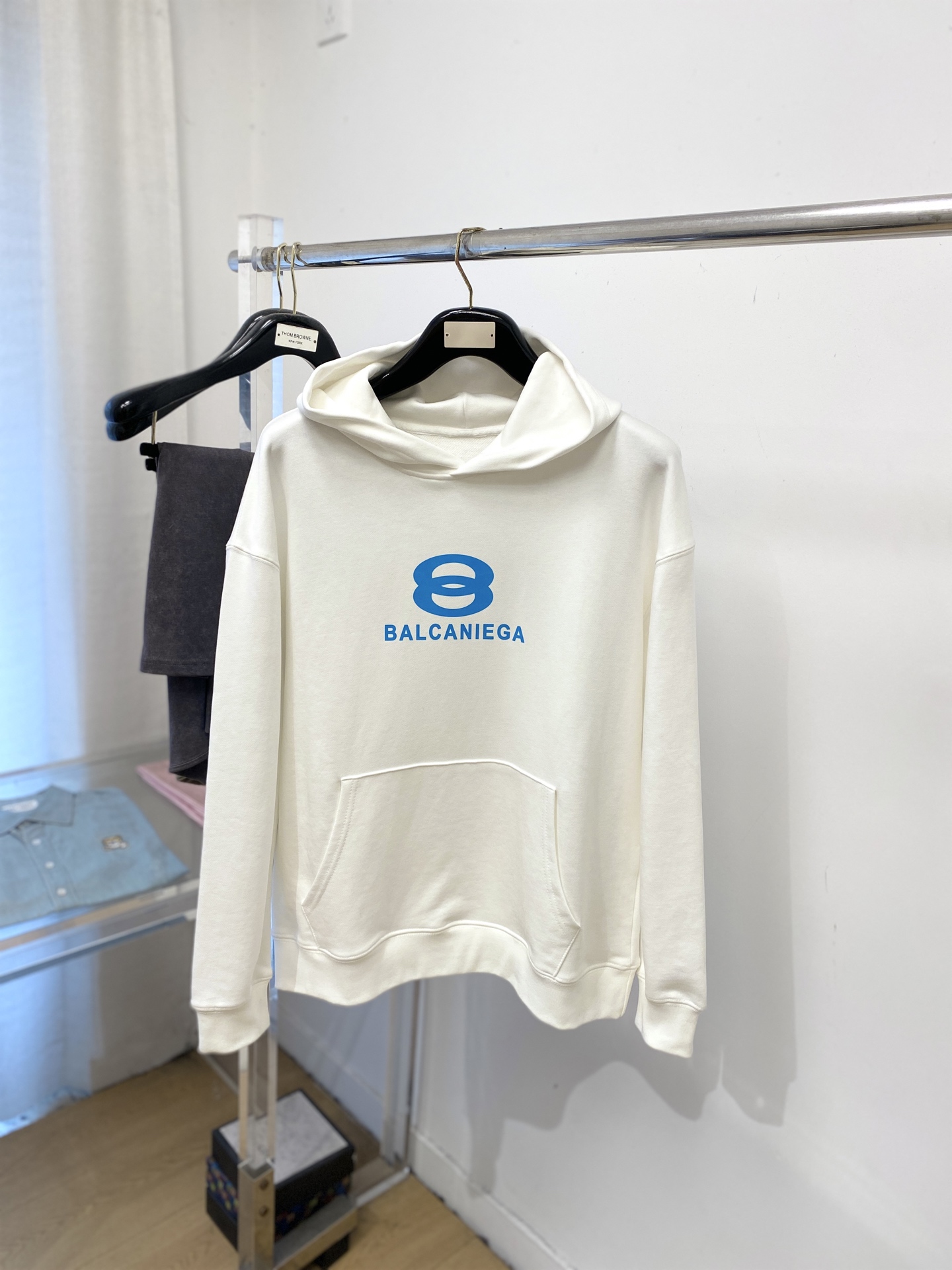 NO:728166,Support replacement after the year!  Balenciaga, 2025 new sweatshirt, handsome and fashionable, top-notch printed letter logo on the chest, simple and versatile. The fabric cotton is not only crisp and maintains the trendy silhouette, but also comfortable to wear, and the yarn is more delicate. The size is M-3XL,, balenciaga, hoodie, sweatshirts,19860909支持年后退换！ 巴黎世家、2025新品卫衣,帅气时尚,胸前顶级印花图案字母logo,简约百搭款.面料棉 不仅挺括,保持潮流的廓形,又穿着舒适,纱织更细腻,码数M-3XL,,balenciaga,hoodie,sweatshirts,,Men's clothing