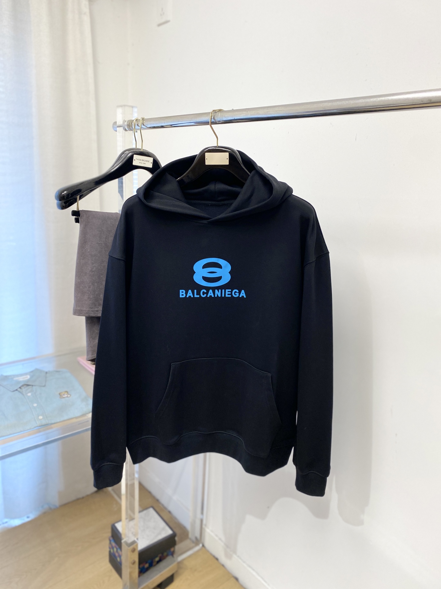 NO:728173,Support replacement after the year!  Balenciaga, 2025 new sweatshirt, handsome and fashionable, top-notch printed letter logo on the chest, simple and versatile. The fabric cotton is not only crisp and maintains the trendy silhouette, but also comfortable to wear, and the yarn is more delicate. The size is M-3XL,, balenciaga, hoodie, sweatshirts,19860909支持年后退换！ 巴黎世家、2025新品卫衣,帅气时尚,胸前顶级印花图案字母logo,简约百搭款.面料棉 不仅挺括,保持潮流的廓形,又穿着舒适,纱织更细腻,码数M-3XL,,balenciaga,hoodie,sweatshirts,,Men's clothing