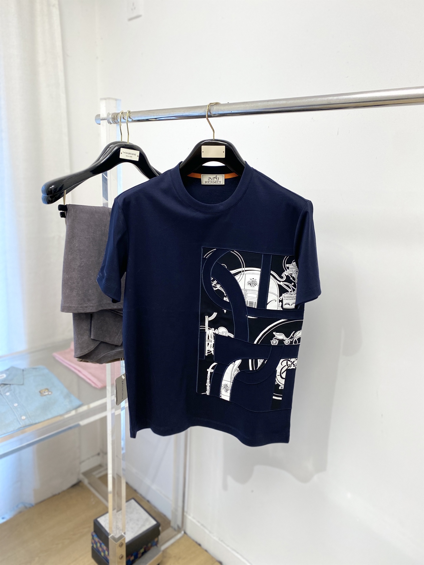 NO:728097,Support replacement after the year!  Hermes, 2025 new short-sleeved T-shirt, handsome and fashionable, with exquisite embroidery and printed letter logo on the chest, simple and versatile. The fabric cotton is not only crisp and maintains the trendy silhouette, but also comfortable to wear, and the yarn is more delicate. Size M-3XL, hermes, T-shirt, tees, t-shirt,19860909支持年后退换！ 爱马仕、2025新品短袖T恤,帅气时尚,胸前精致刺绣印花图案字母logo,简约百搭款.面料棉 不仅挺括,保持潮流的廓形,又穿着舒适,纱织更细腻,码数M-3XL,,hermes,T-shirt,tees，t-shirt,,Men's clothing