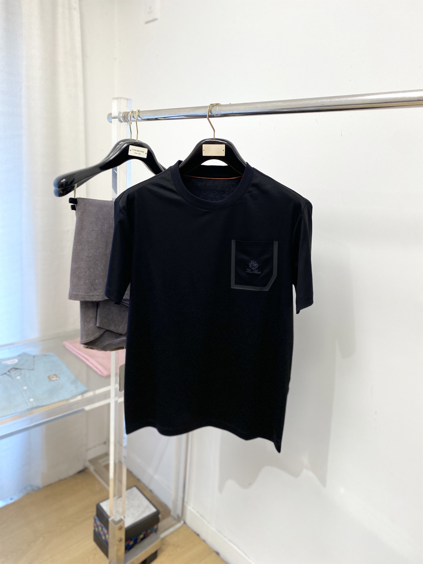 NO:728081,Support replacement after the year!  LP, 2025 new short-sleeved T-shirt, handsome and fashionable, exquisite embroidered letter pattern logo on the chest, simple and versatile. The fabric cotton is not only crisp and maintains the trendy silhouette, but also comfortable to wear, and the yarn is more delicate. Size M-3XL, loro piana, T-shirt, tees, t-shirt,19860909支持年后退换！ LP、2025新品短袖T恤,帅气时尚,胸前精致刺绣字母图案logo,简约百搭款.面料棉 不仅挺括,保持潮流的廓形,又穿着舒适,纱织更细腻,码数M-3XL,,loro piana,T-shirt,tees，t-shirt,,Men's clothing