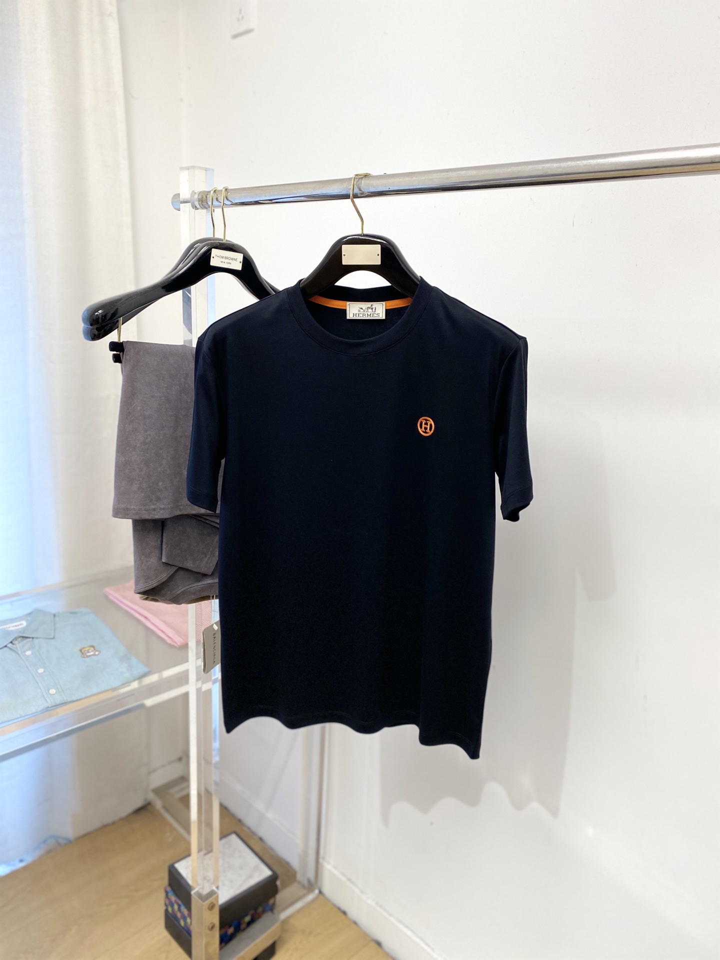 NO:728073,Support replacement after the year!  Hermes, 2025 new short-sleeved T-shirt, handsome and fashionable, exquisitely embroidered letter logo on the chest, simple and versatile. The fabric cotton is not only crisp and maintains the trendy silhouette, but also comfortable to wear, and the yarn is more delicate. The size is M-3XL,, hermes, T-shirt, tees, t-shirt,19860909支持年后退换！ 爱马仕、2025新品短袖T恤,帅气时尚,胸前精致刺绣字母logo,简约百搭款.面料棉 不仅挺括,保持潮流的廓形,又穿着舒适,纱织更细腻,码数M-3XL,,hermes,T-shirt,tees，t-shirt,,Men's clothing