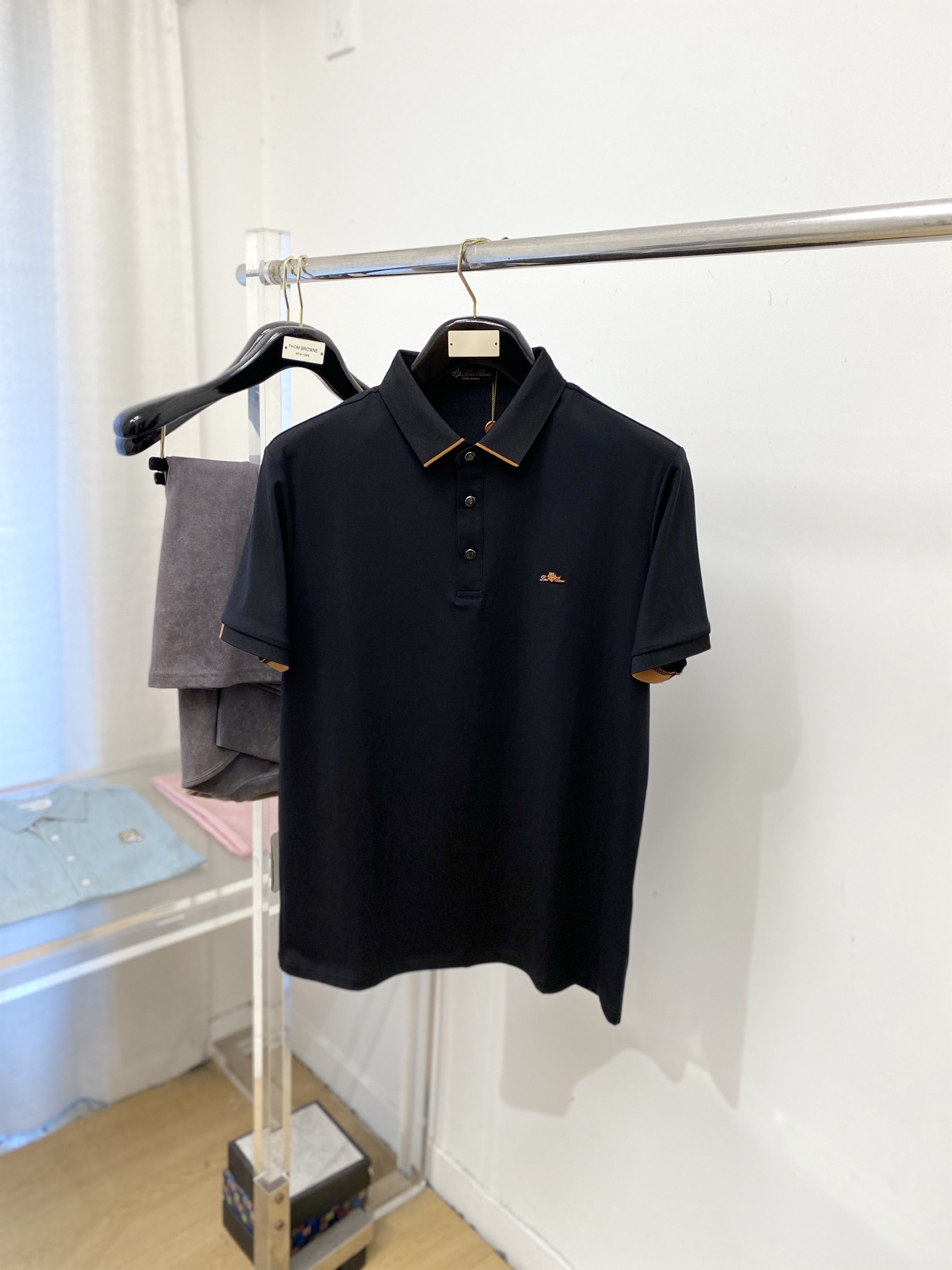 NO:745715,LP, 2026 new short-sleeved T-shirt, handsome and fashionable, top-notch embossed printed letter logo on the chest, simple and versatile. The fabric cotton is not only crisp and maintains the trendy silhouette, but also comfortable to wear, and the yarn is more delicate. Size M-4XL, loro piana, T-shirt, tees, t-shirt,19860909LP、2026新品短袖T恤,帅气时尚,胸前顶级凹凸印胶图案字母logo,简约百搭款.面料棉 不仅挺括,保持潮流的廓形,又穿着舒适,纱织更细腻,码数M-4XL,,loro piana,T-shirt,tees，t-shirt,,Men's clothing