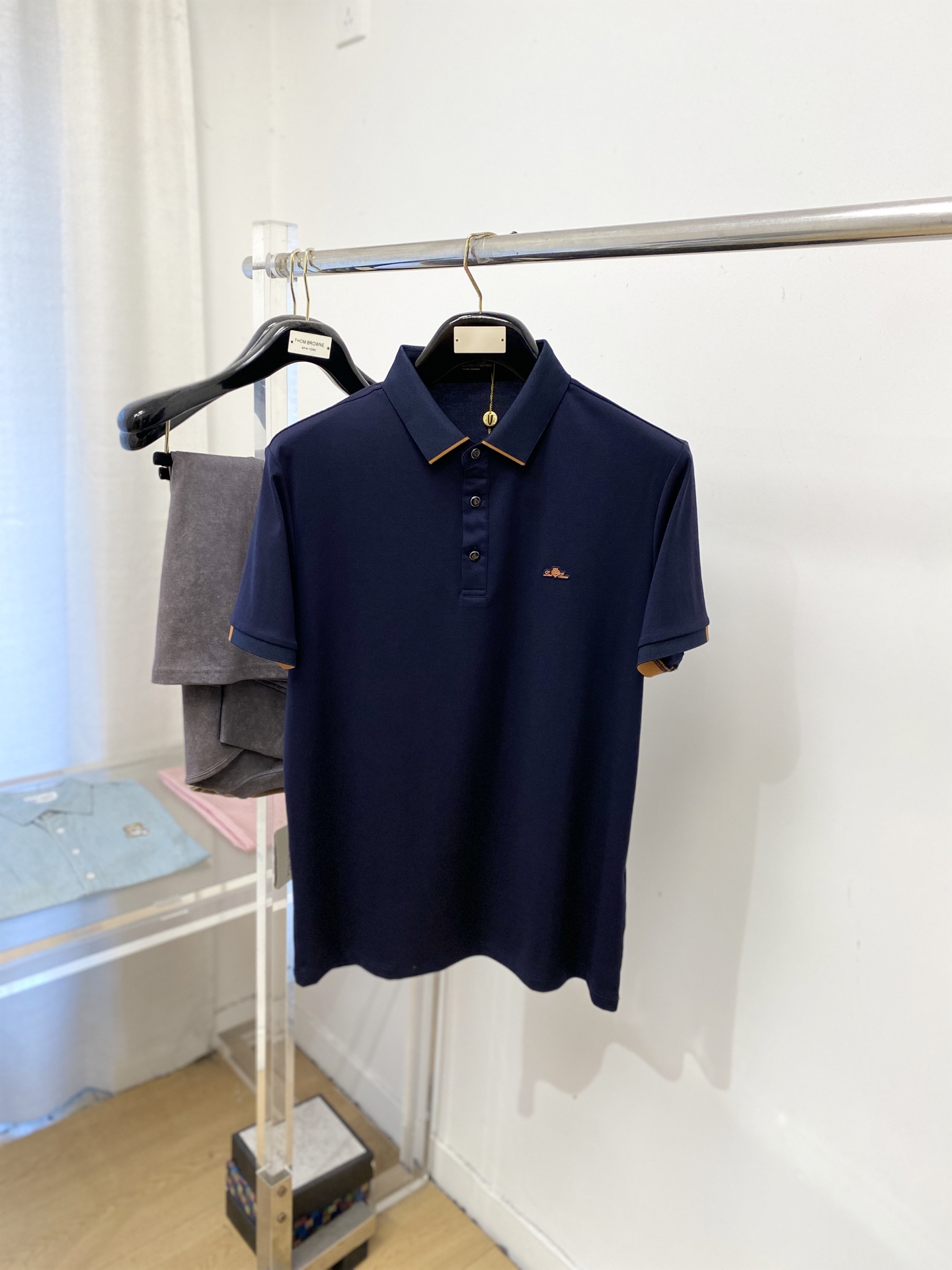 Loro piana、2026新品短袖T恤，帅气时尚，胸前顶级凹凸印胶图案字母logo，简约百搭款。面料
