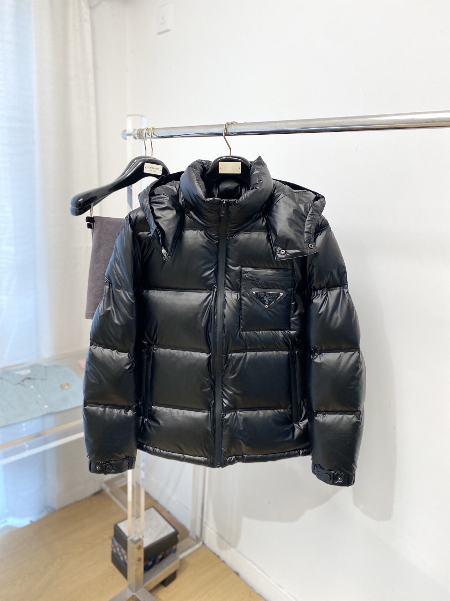 NO:730449,Support replacement after the year!  Prada, the latest 2025 men's down jacket, the fabric is soft and comfortable.  The upper body shape is awesome.  zipper.  The accessories are all custom-supplied and imported fabrics, which are light and comfortable, warm and stylish, simple and elegant!  Lightweight and warm, the best choice to keep out the cold in autumn and winter. Size M-3XL, loro piana, prada, down jacket,19860909支持年后退换！普拉达、2025最新款男士羽绒服、面料柔软舒适 ．上身版型超赞 ．拉链．辅料都是客供 、进口面料,轻便舒适,保暖有型、简单大方款式！轻便保暖、秋冬御寒的最佳选择 码数M-3XL,,loro piana,prada,down jacket,,Men's clothing