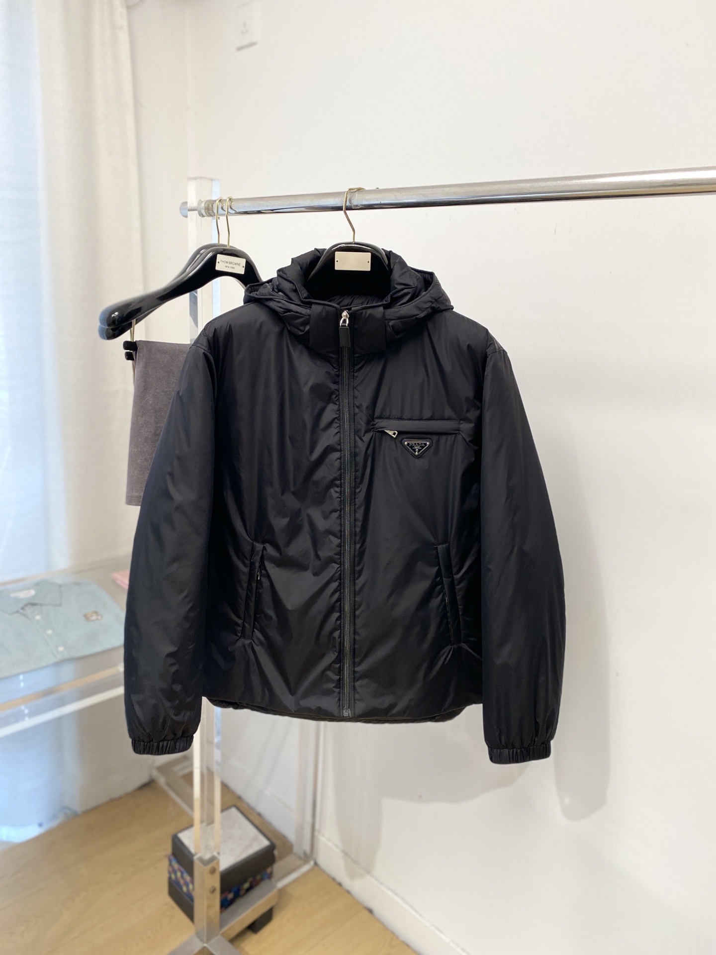 NO:730456,Support replacement after the year!  Prada, the latest 2025 men's down jacket, the fabric is soft and comfortable.  The upper body shape is awesome.  zipper.  The accessories are all custom-supplied and imported fabrics, which are light and comfortable, warm and stylish, simple and elegant!  Lightweight and warm, the best choice to keep out the cold in autumn and winter. Size M-3XL, loro piana, prada, jackets & coats, down jacket,19860909支持年后退换！普拉达、2025最新款男士羽绒夹克、面料柔软舒适 ．上身版型超赞 ．拉链．辅料都是客供 、进口面料,轻便舒适,保暖有型、简单大方款式！轻便保暖、秋冬御寒的最佳选择 码数M-3XL,,loro piana,prada,jackets & coats,down jacket,,Men's clothing