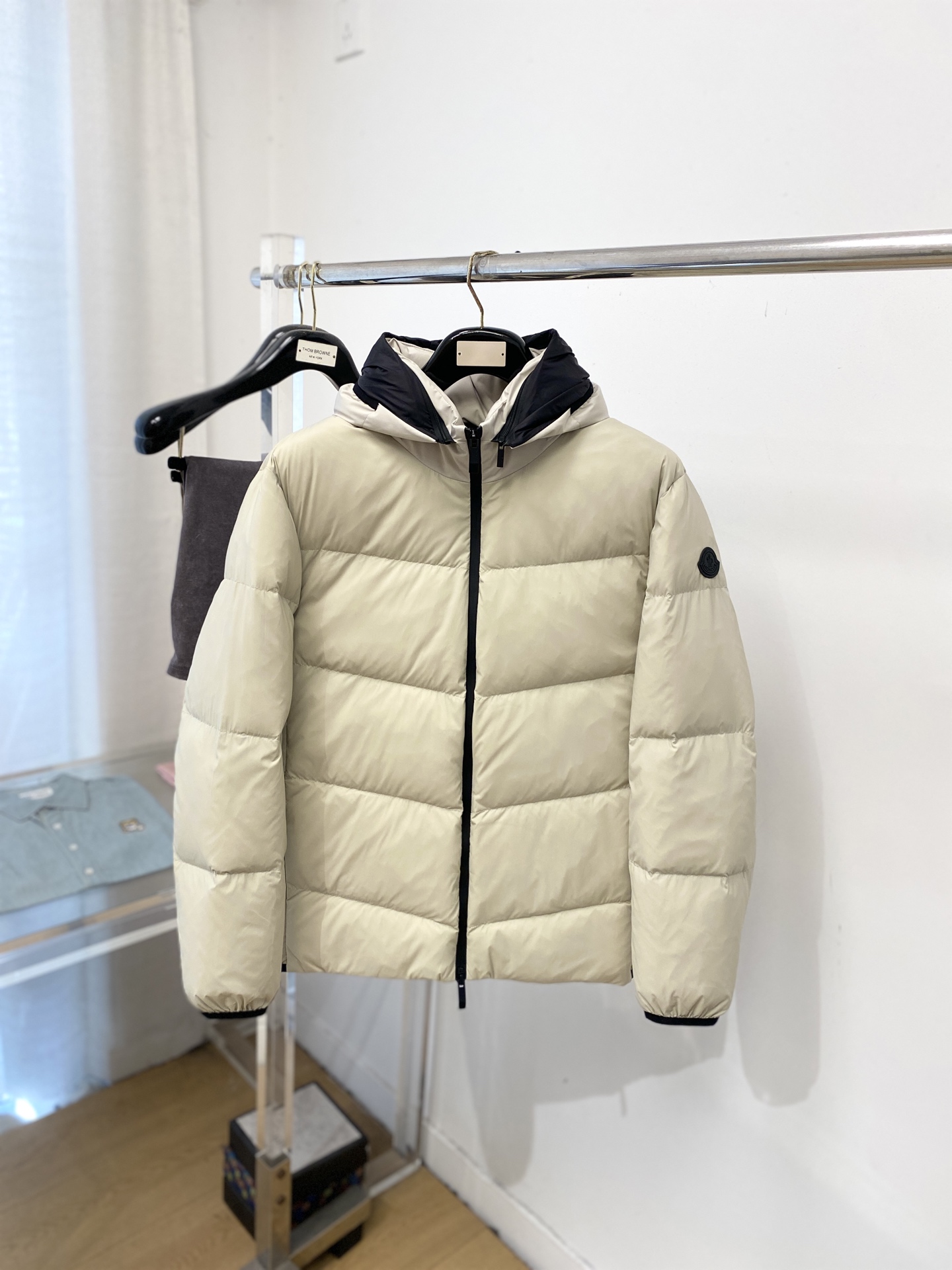 NO:730410,Support replacement after the year!  Covered mouth, the latest 2025 men's down jacket, the fabric is soft and comfortable.  The upper body shape is awesome.  zipper.  The accessories are all custom-supplied and imported fabrics, which are light and comfortable, warm and stylish, simple and elegant!  Lightweight and warm, the best choice to keep out the cold in autumn and winter. Size M-3XL, Moncler, down jacket,19860909支持年后退换！蒙口、2025最新款男士羽绒服、面料柔软舒适 ．上身版型超赞 ．拉链．辅料都是客供 、进口面料,轻便舒适,保暖有型、简单大方款式！轻便保暖、秋冬御寒的最佳选择 码数M-3XL,,Moncler,down jacket,,Men's clothing