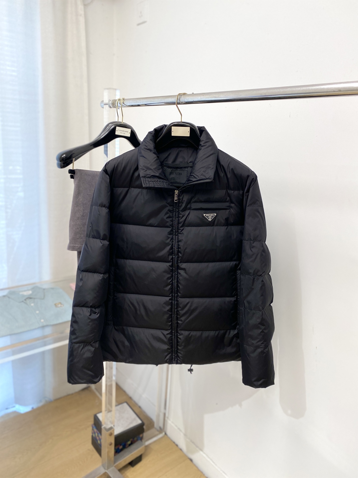 NO:730470,Support replacement after the year!  Prada, the latest 2025 men's down jacket, the fabric is soft and comfortable.  The upper body shape is awesome.  zipper.  The accessories are all custom-supplied and imported fabrics, which are light and comfortable, warm and stylish, simple and elegant!  Lightweight and warm, the best choice to keep out the cold in autumn and winter. Size M-3XL, prada, down jacket,19860909支持年后退换！普拉达、2025最新款男士羽绒服、面料柔软舒适 ．上身版型超赞 ．拉链．辅料都是客供 、进口面料,轻便舒适,保暖有型、简单大方款式！轻便保暖、秋冬御寒的最佳选择 码数M-3XL,,prada,down jacket,,Men's clothing