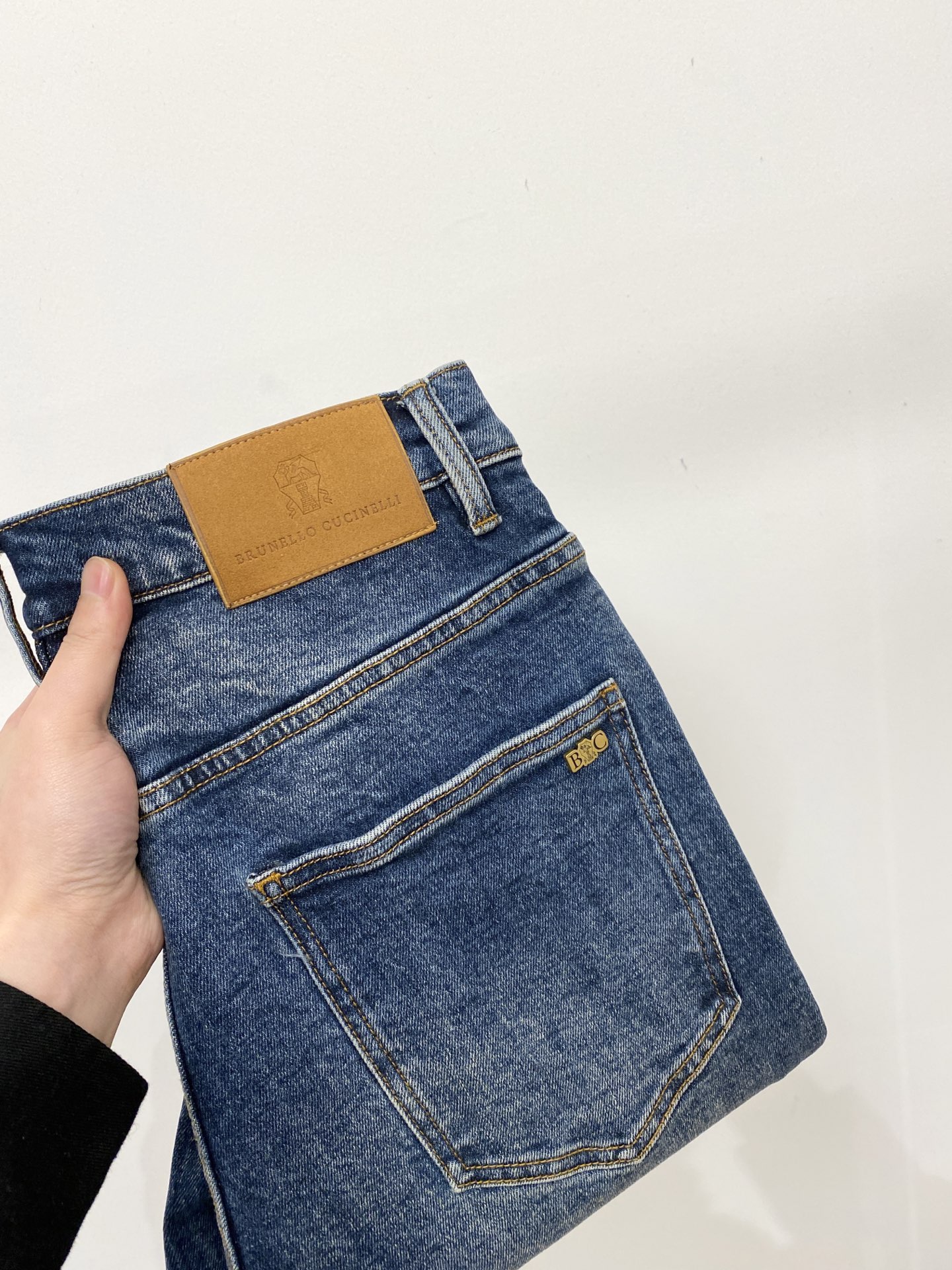 NO:735276,Brunello Cucinelli, 2026 latest products, available at counters simultaneously, original goods, washed casual jeans, imported original washed stretch fabrics, comfortable and elastic, original hardware accessories decorated with logo, super correct version, extremely high grade, counter quality, fashionable and stylish upper body, code number 29-36,, brunello cucinelli, jeans,19860909Brunello Cucinelli、2026最新品,专柜同步有售,原单狠货,水洗休闲牛仔裤,进口原版水洗弹力面料,舒适有弹性,原版五金辅料装饰logo,版型超正,档次极高,专柜品质,上身时尚有型,码数29-36,,brunello cucinelli,jeans,,Men's clothing