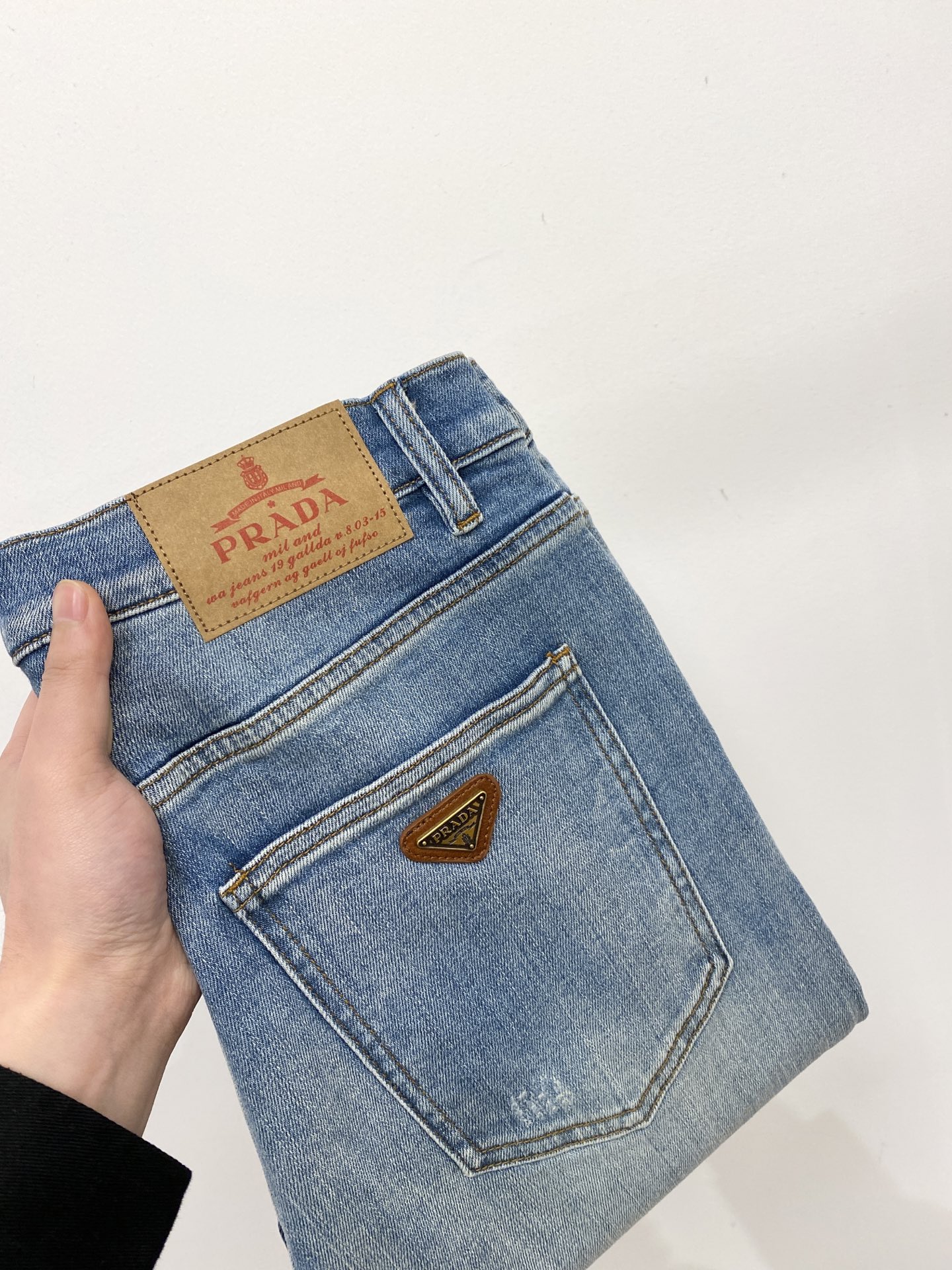 NO:735271,Prada, 2026 latest products, available at counters simultaneously, original goods, washed casual jeans, imported original washed stretch fabrics, comfortable and elastic, original hardware accessories decorated with logo, super correct shape, extremely high grade, counter quality, fashionable and stylish upper body, code number 29-36,, prada,jeans,19860909普拉达、2026最新品,专柜同步有售,原单狠货,水洗休闲牛仔裤,进口原版水洗弹力面料,舒适有弹性,原版五金辅料装饰logo,版型超正,档次极高,专柜品质,上身时尚有型,码数29-36,,prada,jeans,,Men's clothing