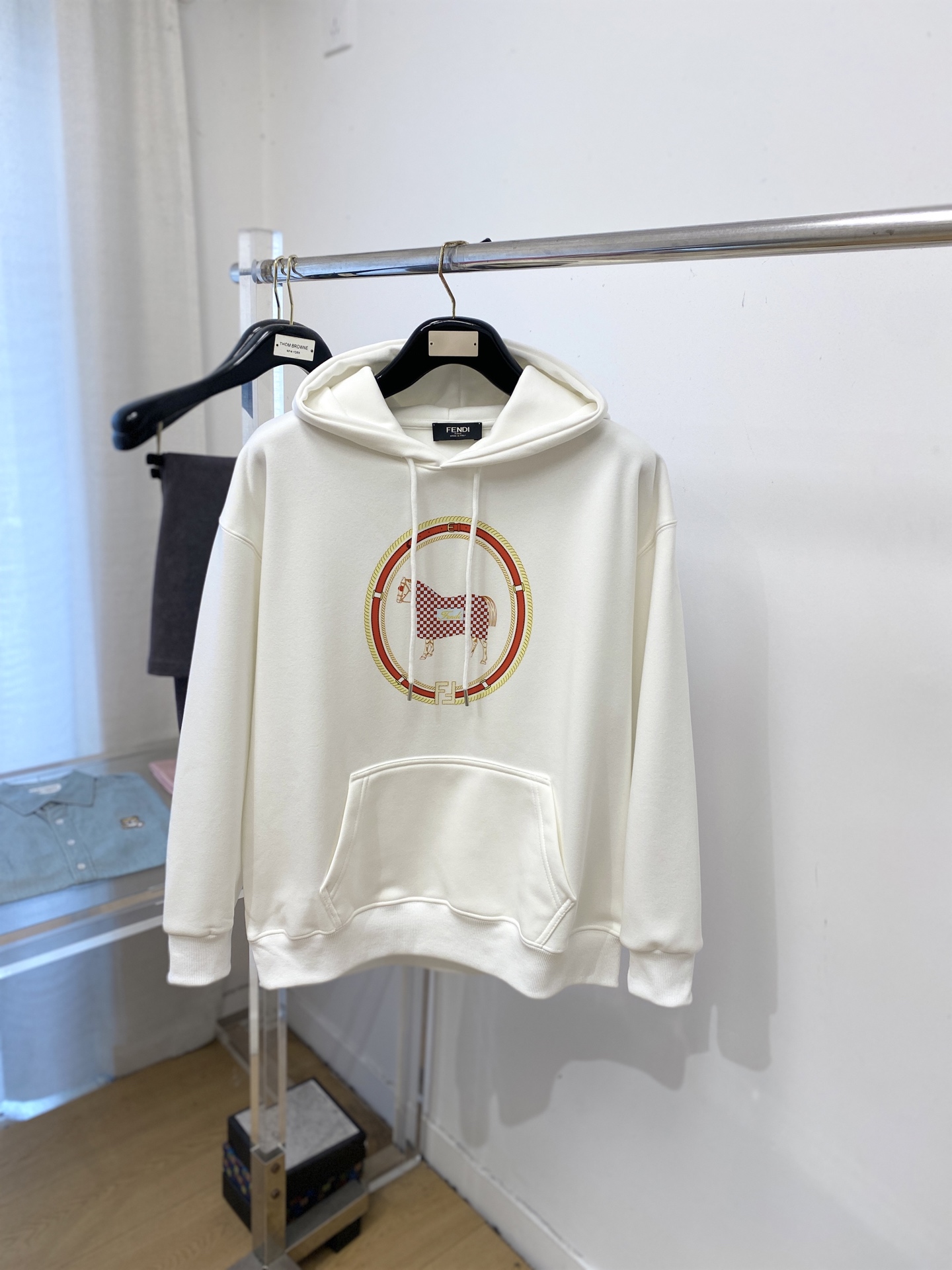 NO:735306,Fendi, 2026 new velvet sweatshirt, handsome and fashionable, top-notch printed letter pattern logo on the chest, simple and versatile. The fabric cotton is not only crisp and maintains the trendy silhouette, but also comfortable to wear, and the yarn is more delicate. Size M-4XL,,fendi,hoodie,sweatshirts,19860909芬迪、2026新品加绒卫衣,帅气时尚,胸前顶级印花字母图案logo,简约百搭款.面料棉 不仅挺括,保持潮流的廓形,又穿着舒适,纱织更细腻,码数M-4XL,,fendi,hoodie,sweatshirts,,Men's clothing