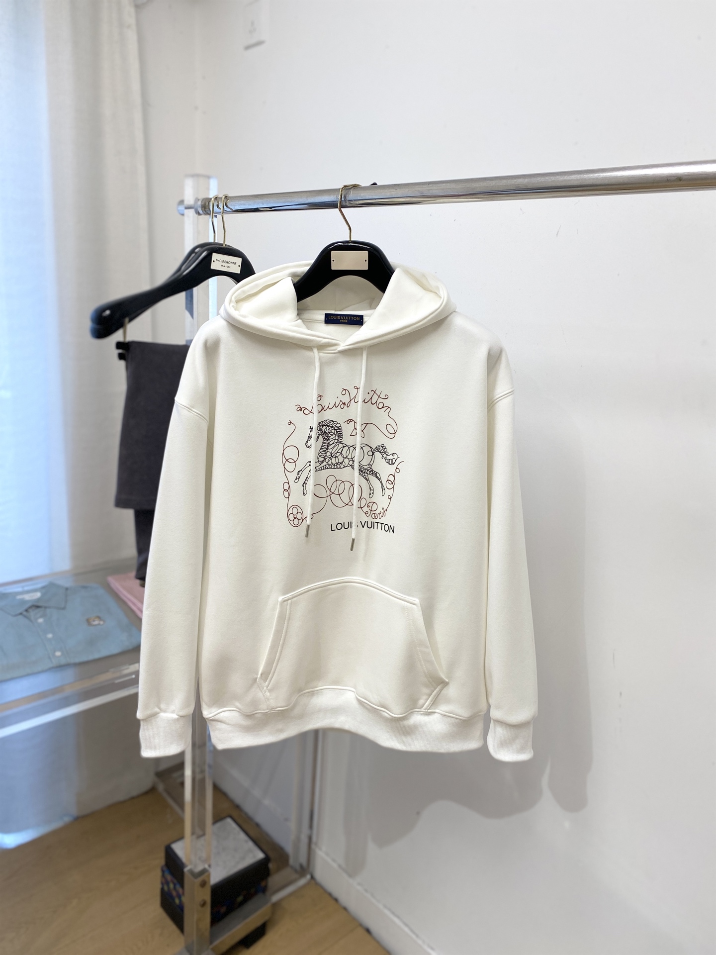 NO:735309,Louis Vuitton, 2026 new velvet sweatshirt, handsome and fashionable, top-notch printed letter pattern logo on the chest, simple and versatile. The fabric cotton is not only crisp and maintains the trendy silhouette, but also comfortable to wear, and the yarn is more delicate. Size M-4XL,, louis vuitton, hoodie, sweatshirts,19860909路易威登、2026新品加绒卫衣,帅气时尚,胸前顶级印花字母图案logo,简约百搭款.面料棉 不仅挺括,保持潮流的廓形,又穿着舒适,纱织更细腻,码数M-4XL,,louis vuitton,hoodie,sweatshirts,,Men's clothing