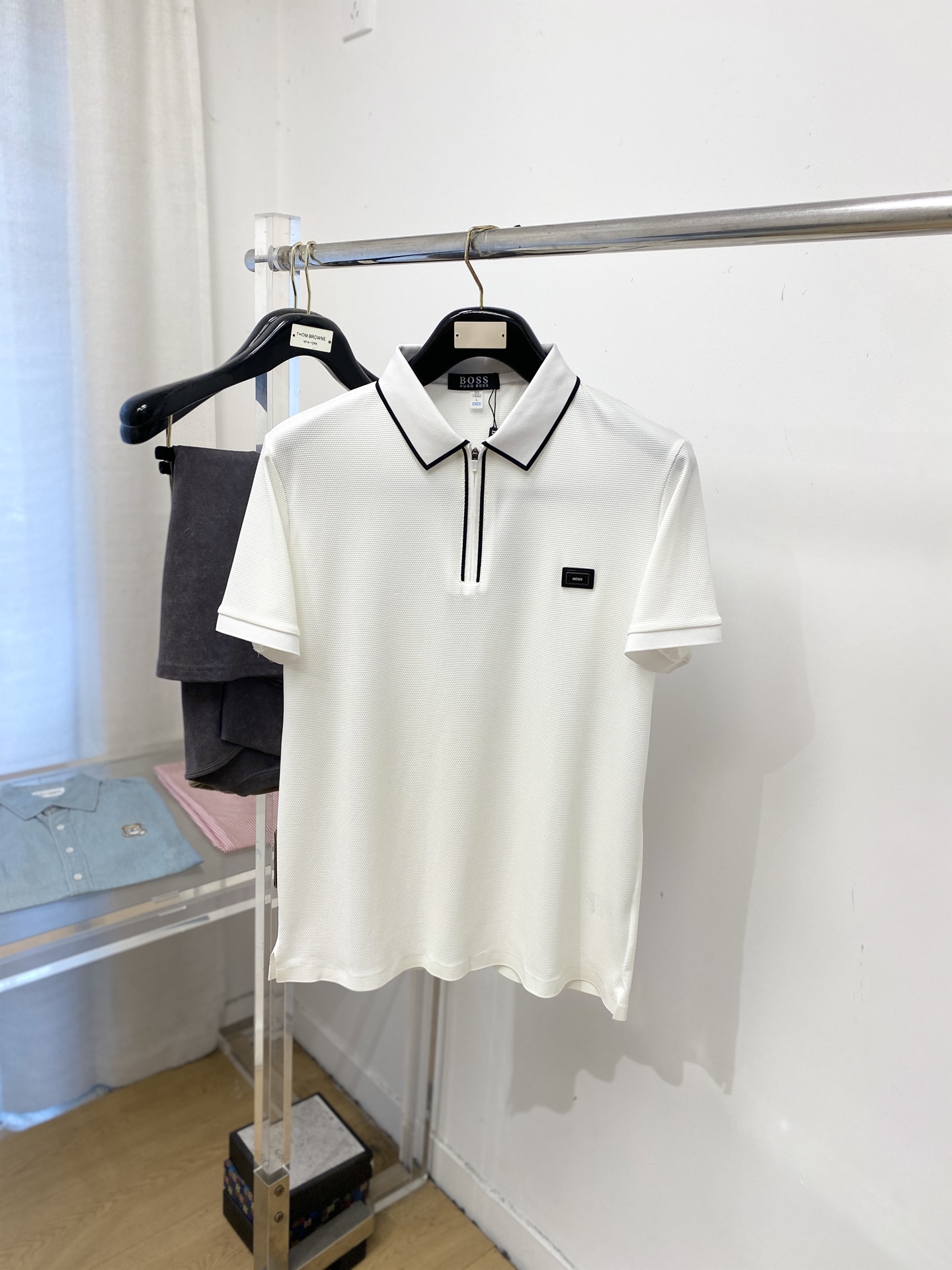 NO:730399,Supports exchange after the year, BOSS, 2025 new short-sleeved T-shirts, handsome and fashionable, hardware decorated with letter logo on the chest, simple and versatile. The fabric cotton is not only crisp and maintains the trendy silhouette, but also comfortable to wear, and the yarn is more delicate. The size is M-4XL, T-shirt, tees, t-shirt,19860909支持年后退换、BOSS、2025新品短袖T恤,帅气时尚,胸前五金装饰字母logo,简约百搭款.面料棉 不仅挺括,保持潮流的廓形,又穿着舒适,纱织更细腻,码数M-4XL,,T-shirt,tees，t-shirt,,Men's clothing