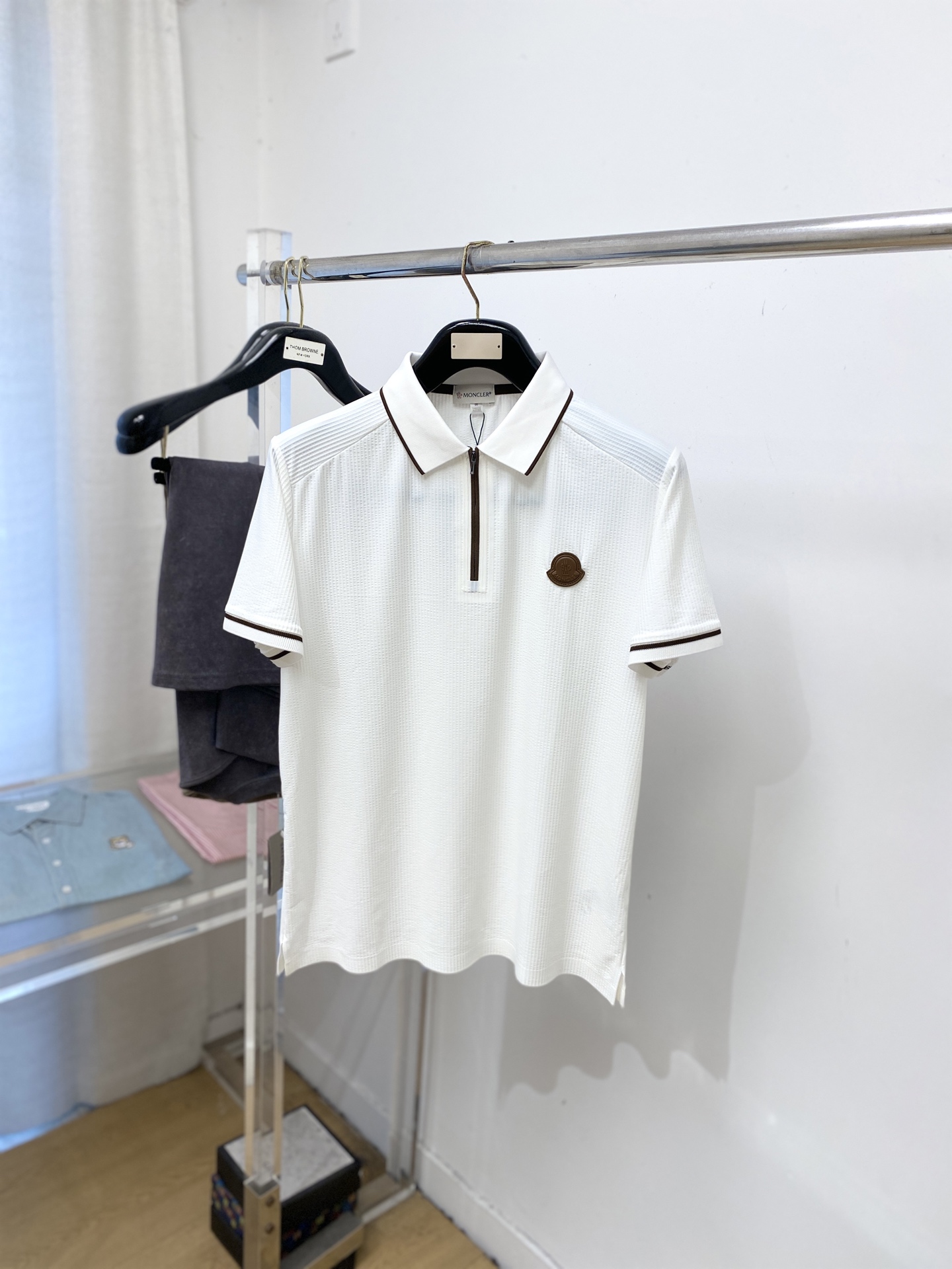 NO:730405,Supports replacement after the new year, muzzle protection, 2025 new short-sleeved T-shirt, handsome and fashionable, embroidered logo on the chest, simple and versatile. The fabric cotton is not only crisp and maintains the trendy silhouette, but also comfortable to wear, and the yarn is more delicate. The size is M-4XL, Moncler, T-shirt, tees, t-shirt,19860909支持年后退换、蒙口、2025新品短袖T恤,帅气时尚,胸前刺绣装饰图案logo,简约百搭款.面料棉 不仅挺括,保持潮流的廓形,又穿着舒适,纱织更细腻,码数M-4XL,,Moncler,T-shirt,tees，t-shirt,,Men's clothing