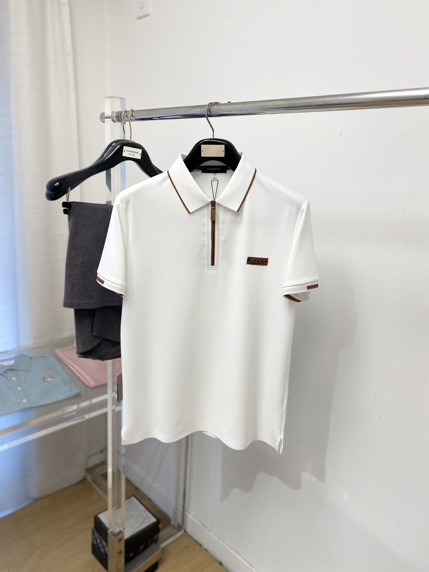 NO:730420,Supports replacement after the year, Zegna, 2025 new short-sleeved T-shirt, handsome and fashionable, embroidered hardware on the chest with letter logo, simple and versatile. The fabric cotton is not only crisp and maintains the trendy silhouette, but also comfortable to wear, and the yarn is more delicate. The size is M-4XL,,zegna,T-shirt,tees,t-shirt,19860909支持年后退换、杰尼亚、2025新品短袖T恤,帅气时尚,胸前刺绣五金装饰字母logo,简约百搭款.面料棉 不仅挺括,保持潮流的廓形,又穿着舒适,纱织更细腻,码数M-4XL,,zegna,T-shirt,tees，t-shirt,,Men's clothing