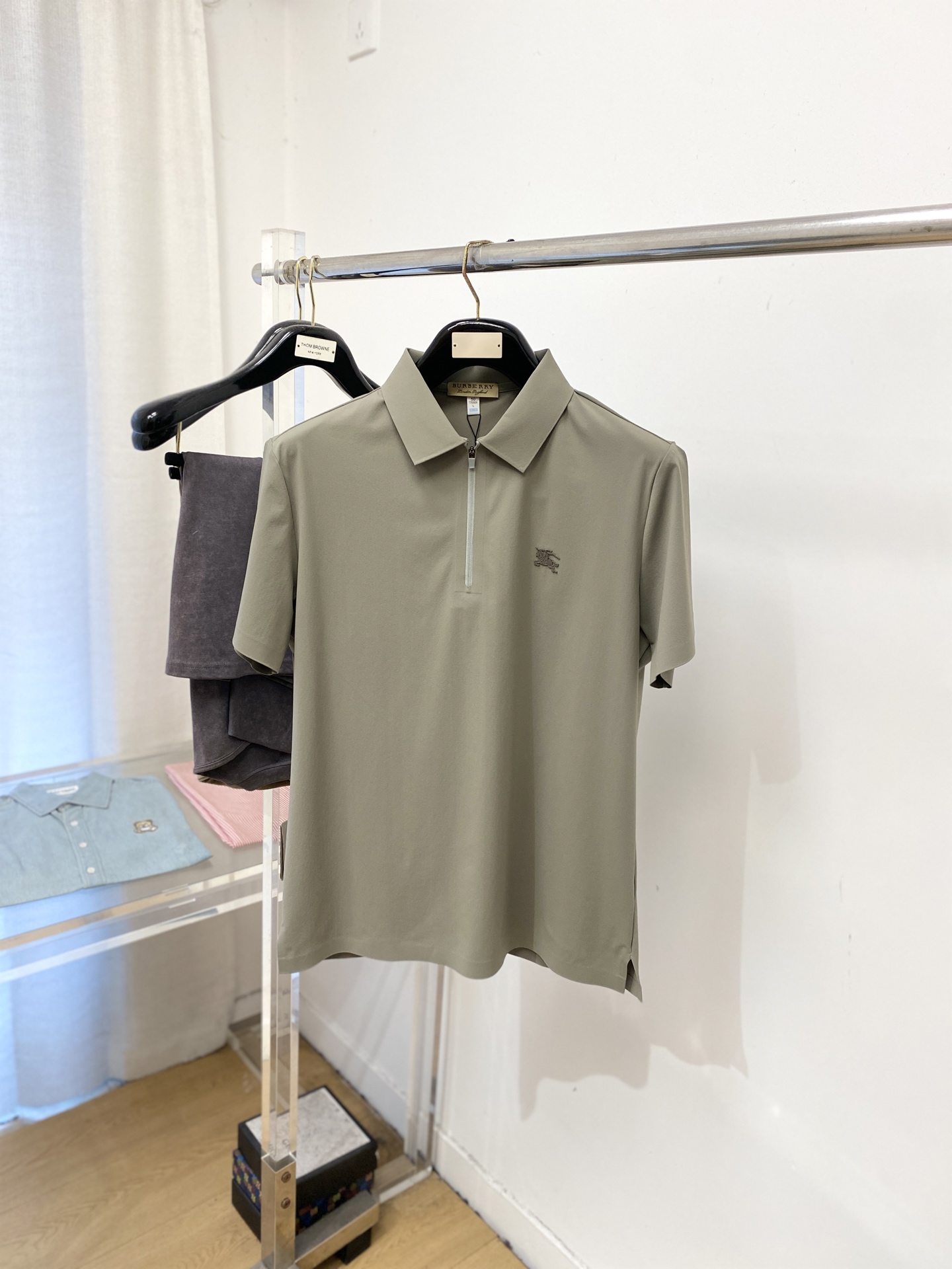 NO:730428,Supports replacement after the new year, Burberry, 2025 new short-sleeved T-shirt, handsome and fashionable, embroidered hardware decorative pattern logo on the chest, simple and versatile. The fabric cotton is not only crisp and maintains the trendy silhouette, but also comfortable to wear, and the yarn is more delicate. The size is M-4XL, burberry, T-shirt, tees, t-shirt,19860909支持年后退换、巴宝莉、2025新品短袖T恤,帅气时尚,胸前刺绣五金装饰图案logo,简约百搭款.面料棉 不仅挺括,保持潮流的廓形,又穿着舒适,纱织更细腻,码数M-4XL,,burberry,T-shirt,tees，t-shirt,,Men's clothing