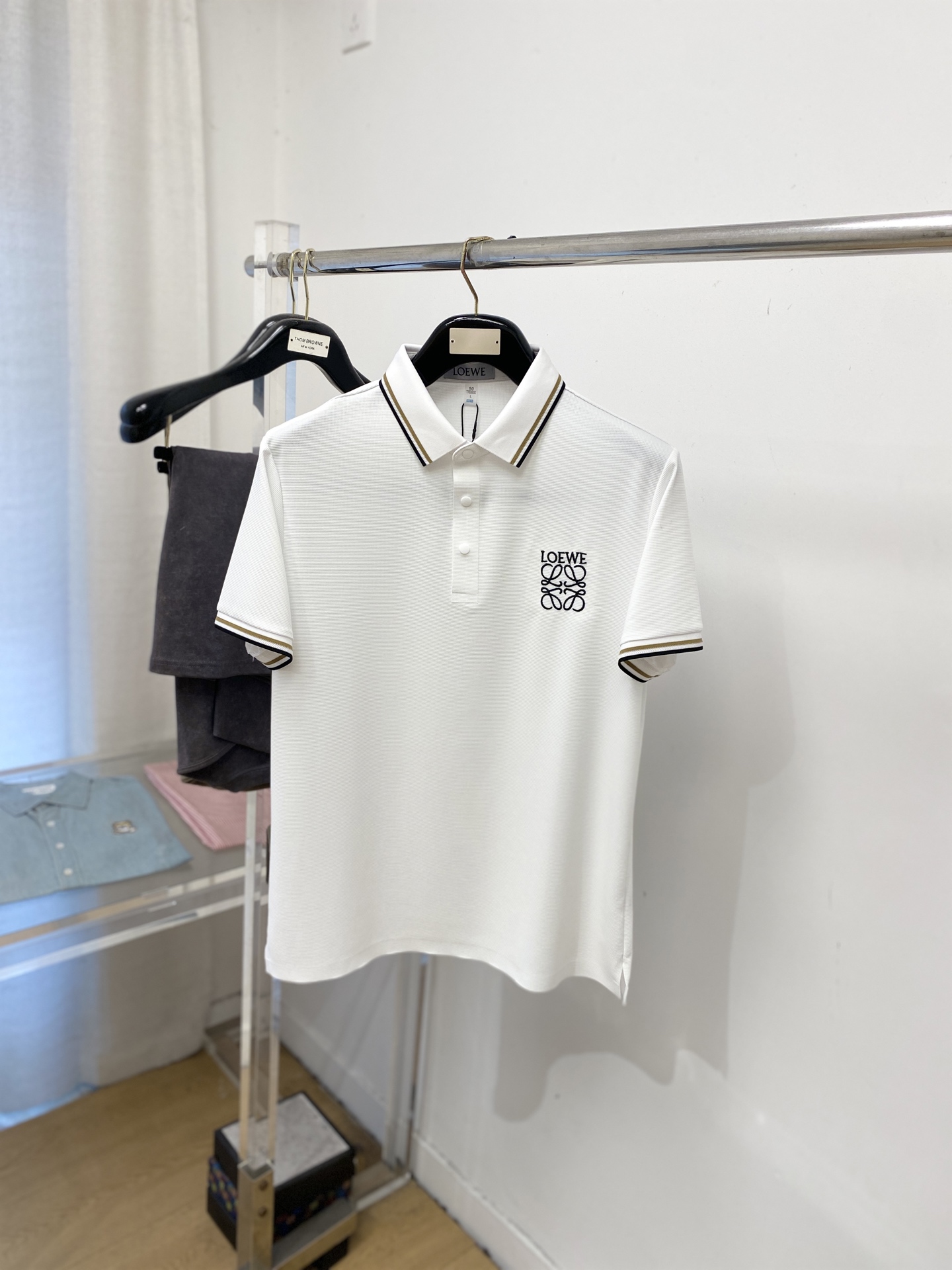 NO:730529,Supports exchange after the year, Loewe, 2025 new short-sleeved T-shirt, handsome and fashionable, exquisite embroidered letter pattern logo on the chest, simple and versatile. The fabric cotton is not only crisp and maintains the trendy silhouette, but also comfortable to wear, and the yarn is more delicate. The code size is M-4XL, loewe, T-shirt, tees, t-shirt,19860909支持年后退换、罗意威、2025新品短袖T恤,帅气时尚,胸前精致刺绣字母图案logo,简约百搭款.面料棉 不仅挺括,保持潮流的廓形,又穿着舒适,纱织更细腻,码数M-4XL,,loewe,T-shirt,tees，t-shirt,,Men's clothing