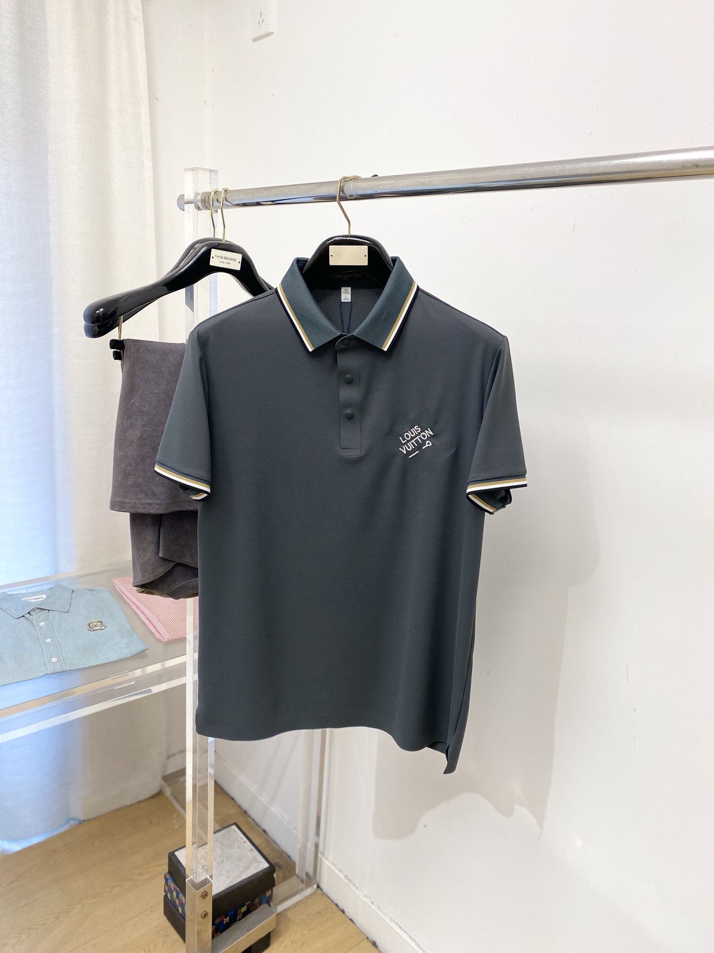 NO:730545,Supports exchange after the year, Louis Vuitton, 2025 new short-sleeved T-shirt, handsome and fashionable, exquisite embroidered letter logo on the chest, simple and versatile. The fabric cotton is not only crisp and maintains the trendy silhouette, but also comfortable to wear, and the yarn is more delicate. The code size is M-4XL, Louis Vuitton, T-shirt, tees, t-shirt,19860909支持年后退换、路易威登、2025新品短袖T恤,帅气时尚,胸前精致刺绣字母logo,简约百搭款.面料棉 不仅挺括,保持潮流的廓形,又穿着舒适,纱织更细腻,码数M-4XL,,louis vuitton,T-shirt,tees，t-shirt,,Men's clothing