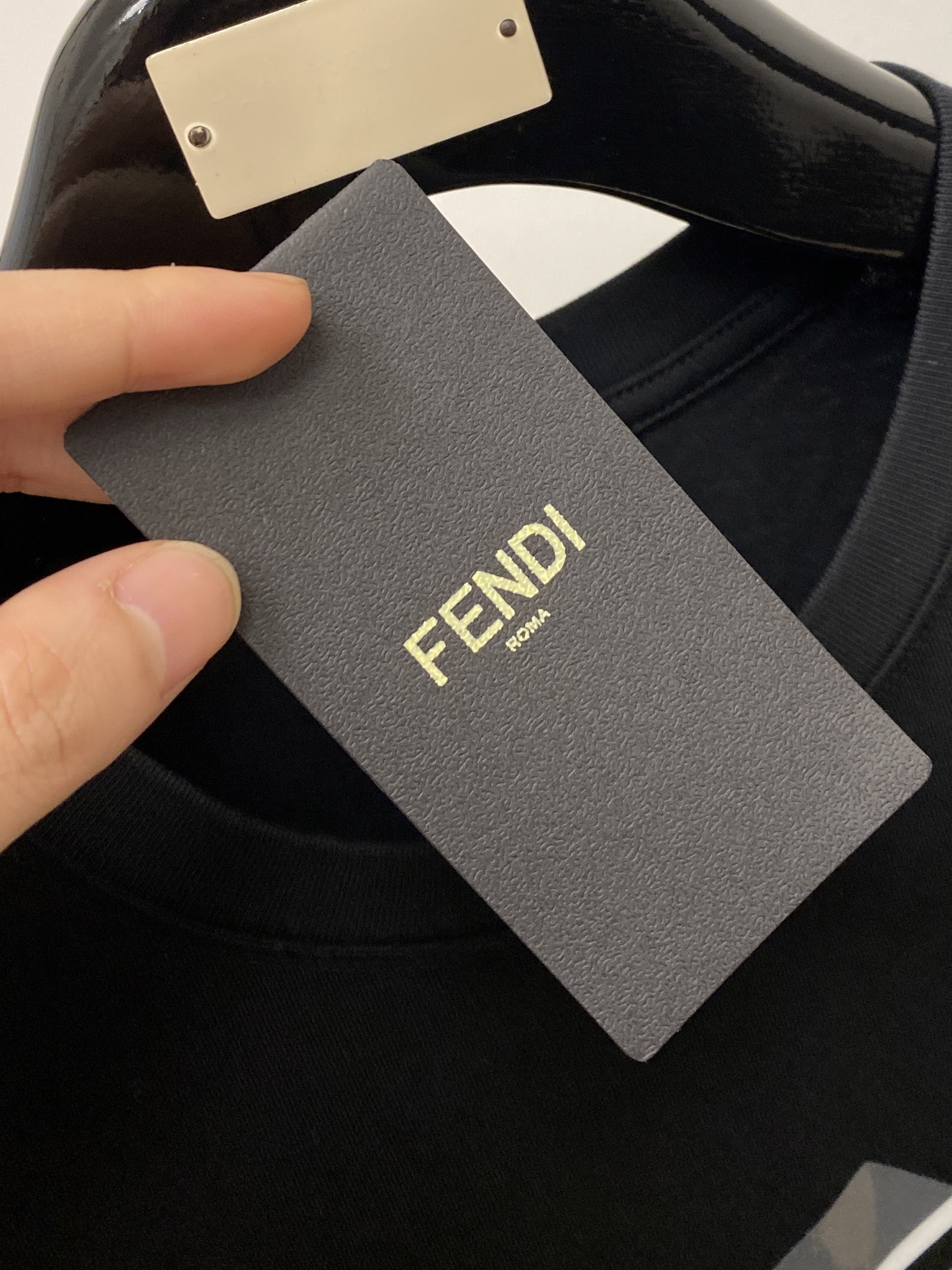 芬迪、2026新品短袖T恤，帅气时尚，胸前顶级印花字母logo，简约百搭款。面料棉 不仅挺括，保持潮流的