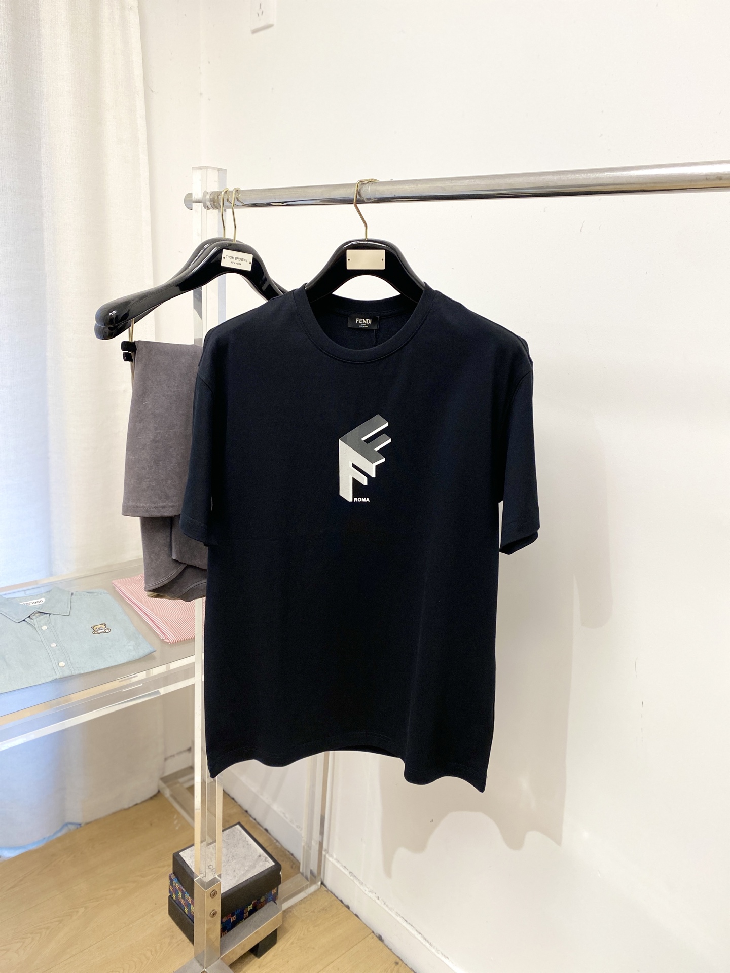 芬迪、2026新品短袖T恤，帅气时尚，胸前顶级印花字母logo，简约百搭款。面料棉 不仅挺括，保持潮流的