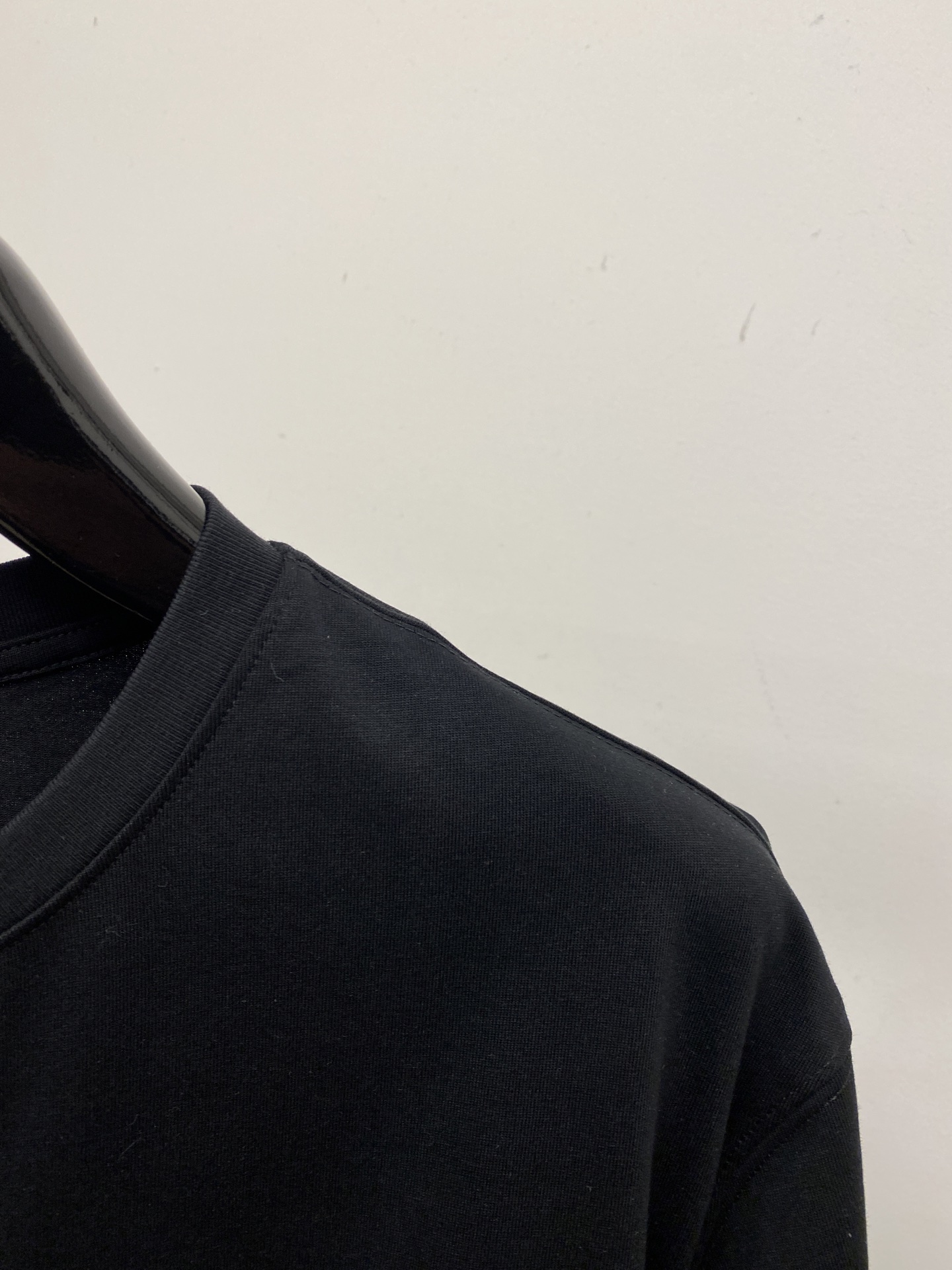 芬迪、2026新品短袖T恤，帅气时尚，胸前顶级印花字母logo，简约百搭款。面料棉 不仅挺括，保持潮流的