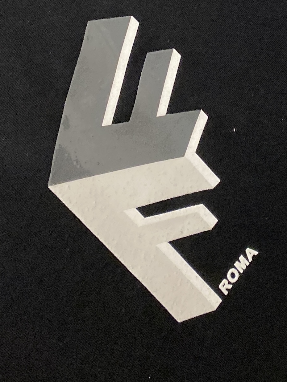 芬迪、2026新品短袖T恤，帅气时尚，胸前顶级印花字母logo，简约百搭款。面料棉 不仅挺括，保持潮流的