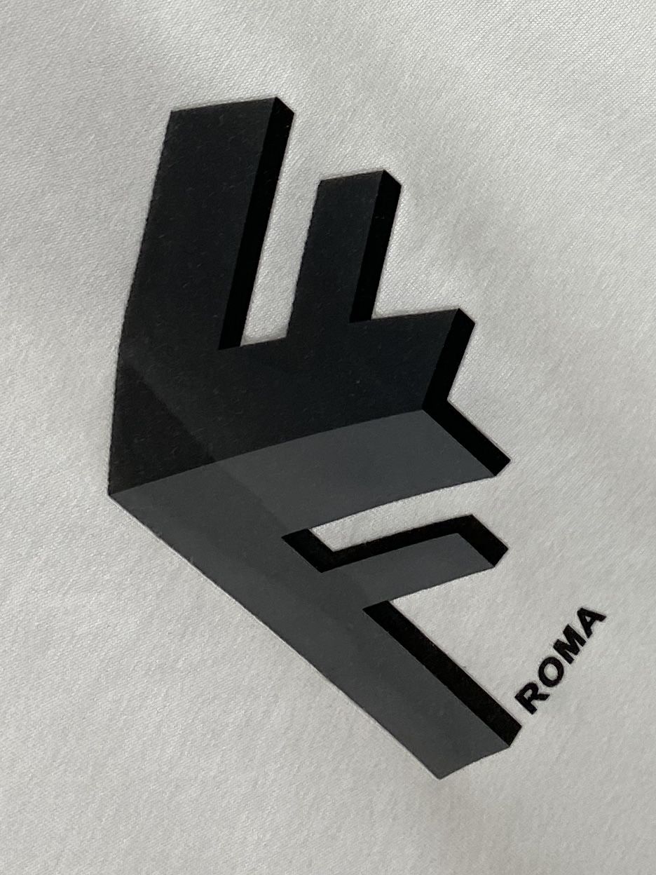 芬迪、2026新品短袖T恤，帅气时尚，胸前顶级印花字母logo，简约百搭款。面料棉 不仅挺括，保持潮流的