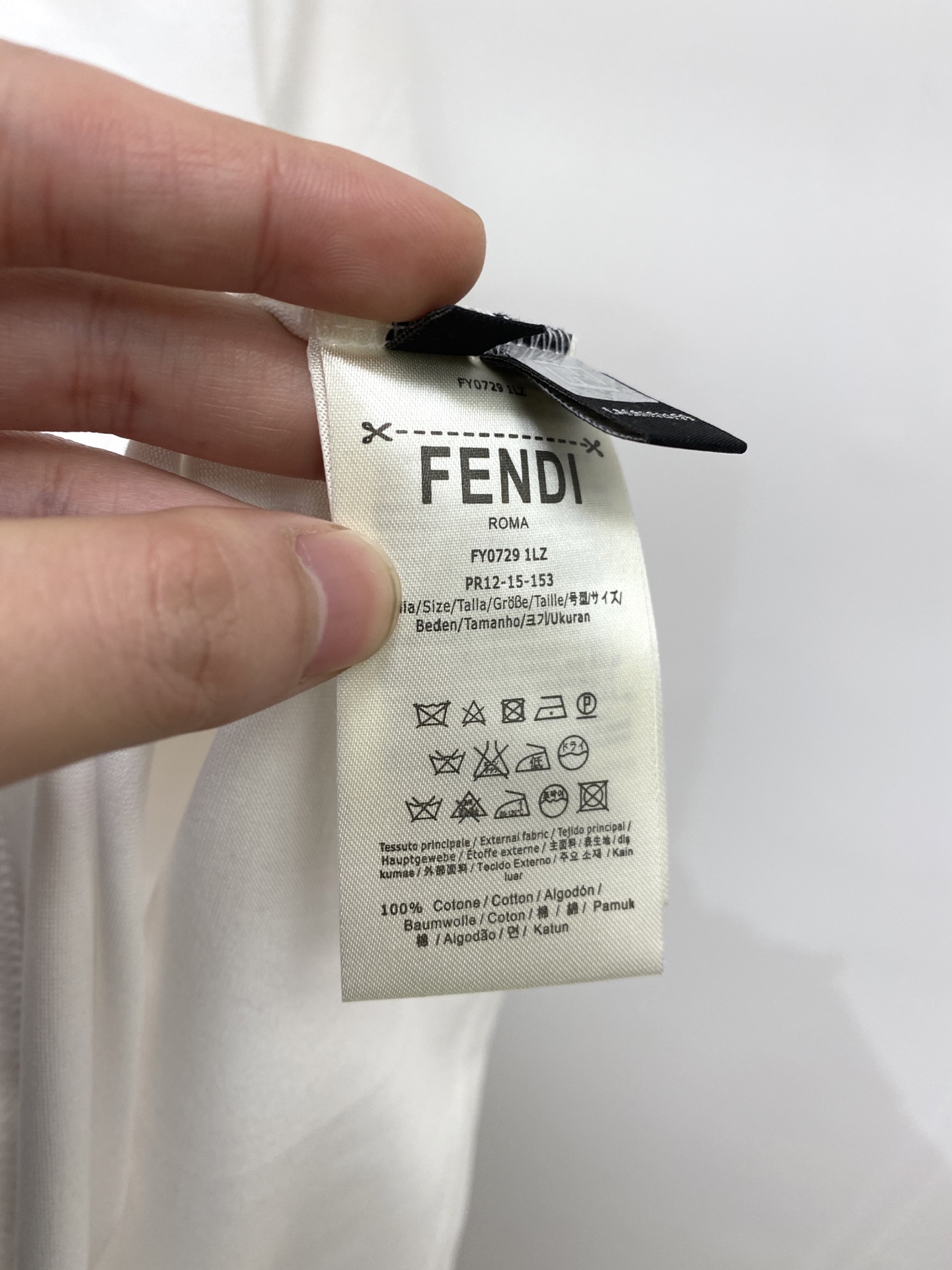 芬迪、2026新品短袖T恤，帅气时尚，胸前顶级印花字母logo，简约百搭款。面料棉 不仅挺括，保持潮流的