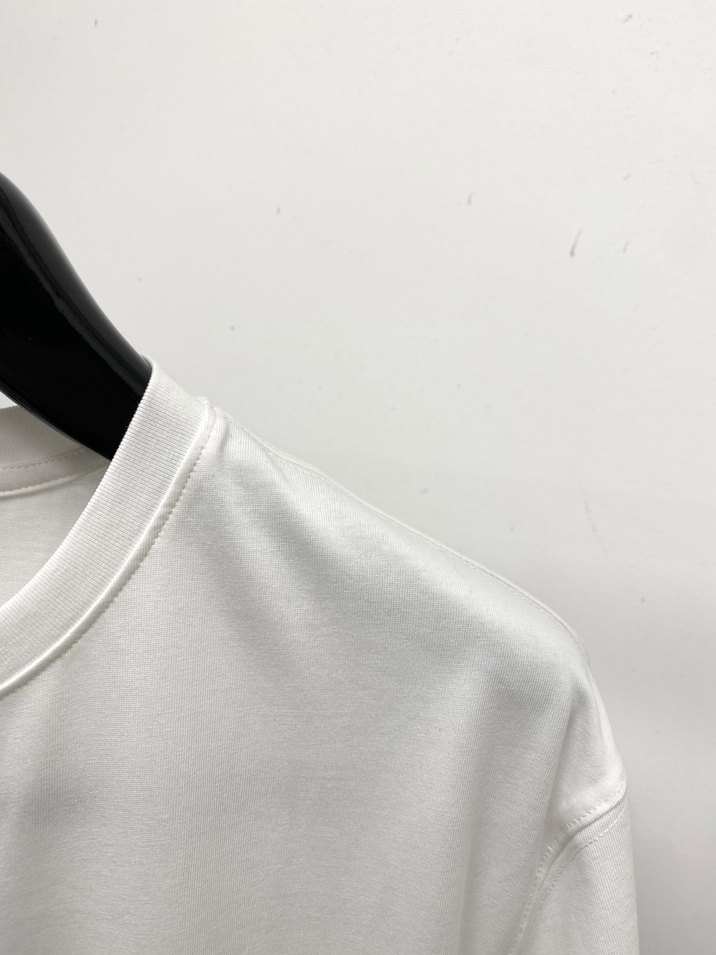 芬迪、2026新品短袖T恤，帅气时尚，胸前顶级印花字母logo，简约百搭款。面料棉 不仅挺括，保持潮流的