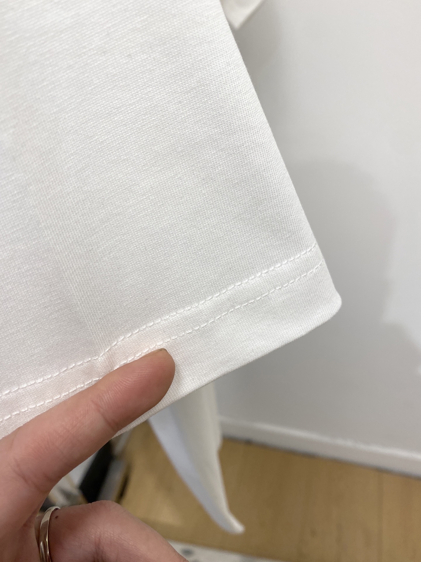 芬迪、2026新品短袖T恤，帅气时尚，胸前顶级印花字母logo，简约百搭款。面料棉 不仅挺括，保持潮流的