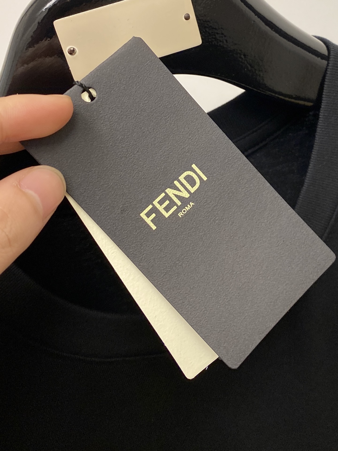 芬迪、2026新品短袖T恤，帅气时尚，胸前顶级定织刺绣字母logo，简约百搭款。面料棉 不仅挺括，保持潮