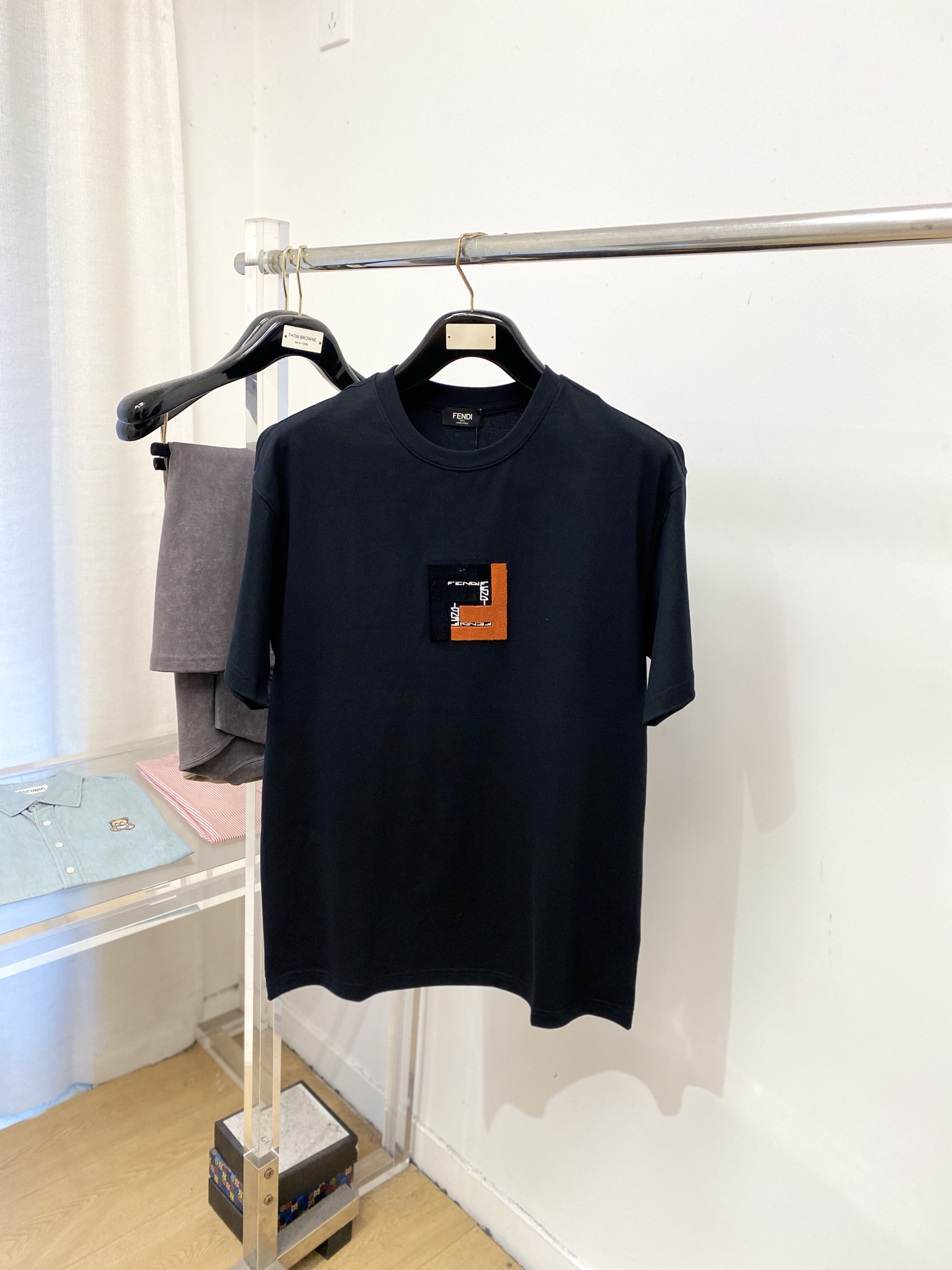 芬迪、2026新品短袖T恤，帅气时尚，胸前顶级定织刺绣字母logo，简约百搭款。面料棉 不仅挺括，保持潮