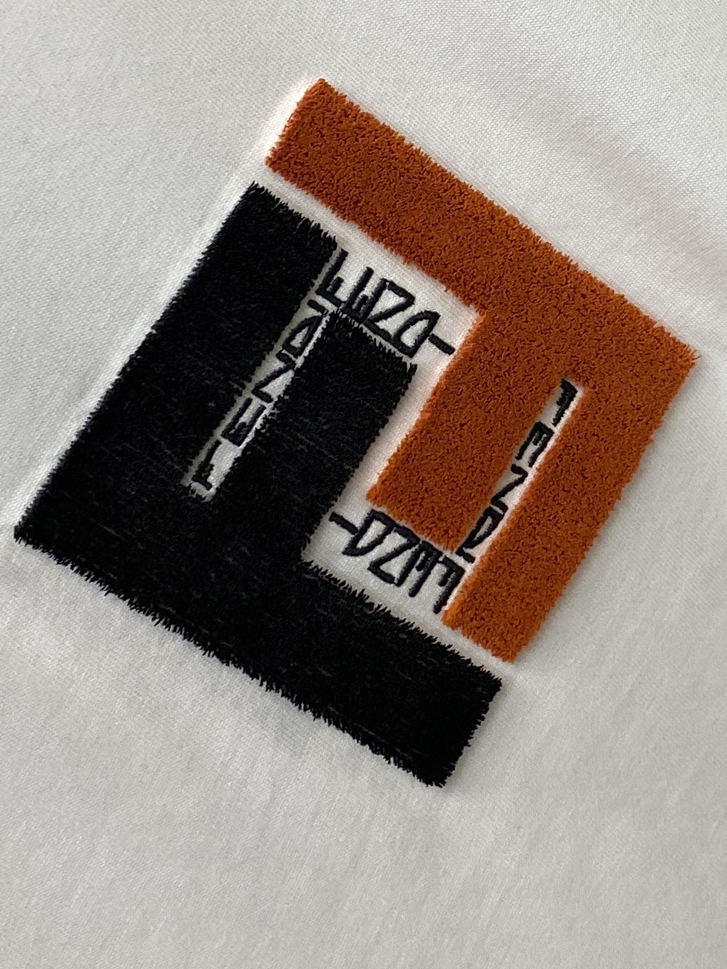 芬迪、2026新品短袖T恤，帅气时尚，胸前顶级定织刺绣字母logo，简约百搭款。面料棉 不仅挺括，保持潮