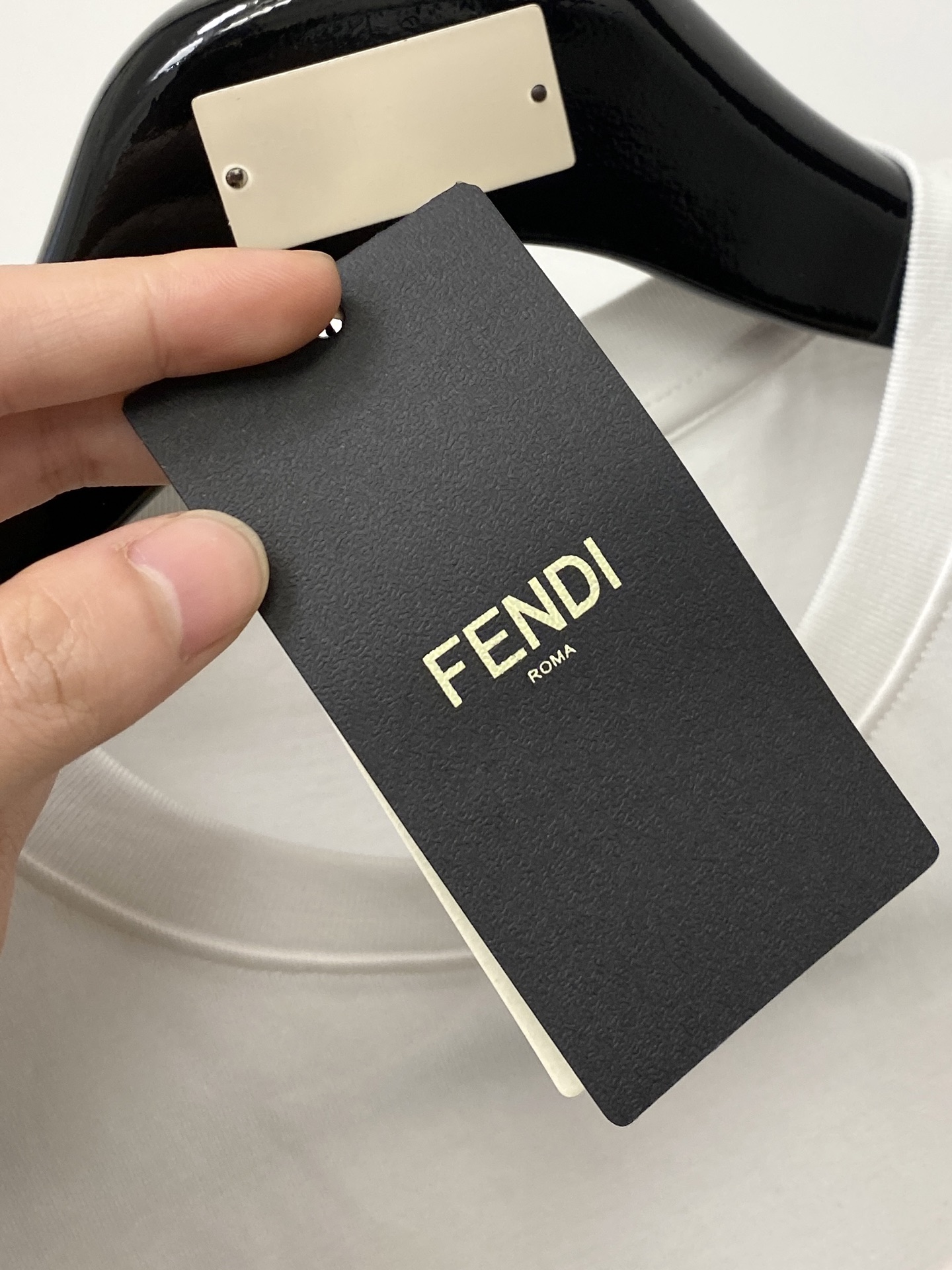 芬迪、2026新品短袖T恤，帅气时尚，胸前顶级定织刺绣字母logo，简约百搭款。面料棉 不仅挺括，保持潮