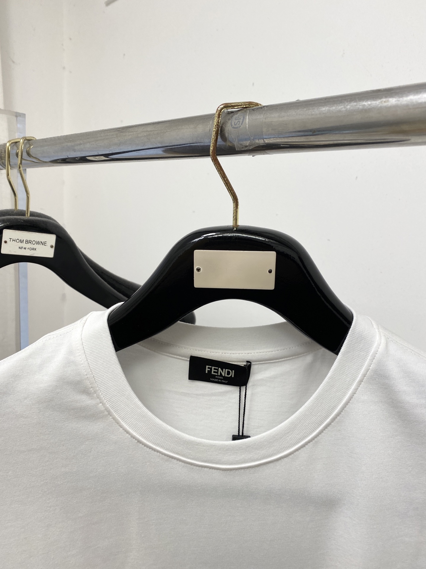 芬迪、2026新品短袖T恤，帅气时尚，胸前顶级定织刺绣字母logo，简约百搭款。面料棉 不仅挺括，保持潮