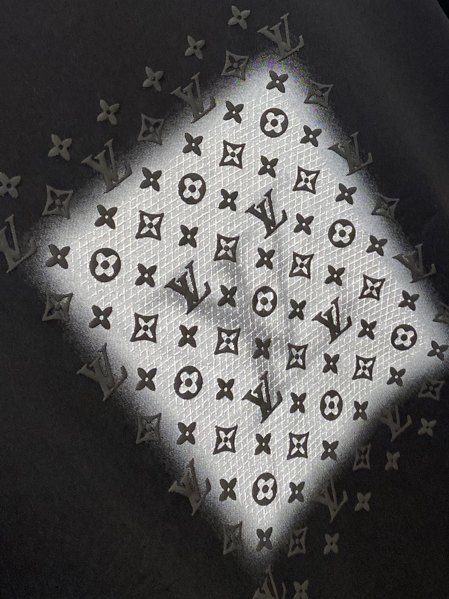 路易威登、2026新品短袖T恤，帅气时尚，定价数码定位定织图案字母logo，简约百搭款。面料棉 不仅挺括