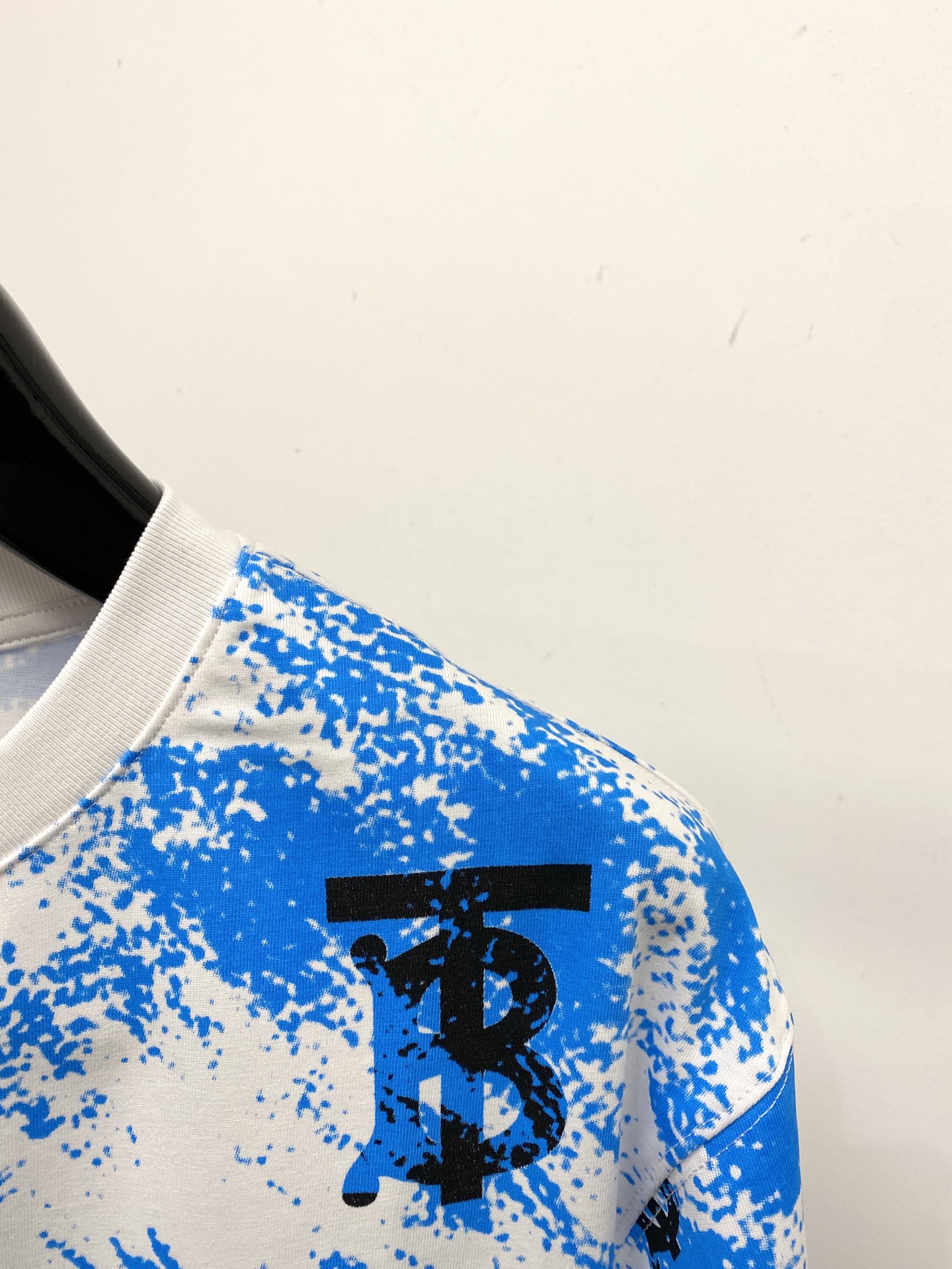 巴宝莉、2026新品短袖T恤，帅气时尚，顶级数码动物印花字母logo，简约百搭款。面料棉 不仅挺括，保持
