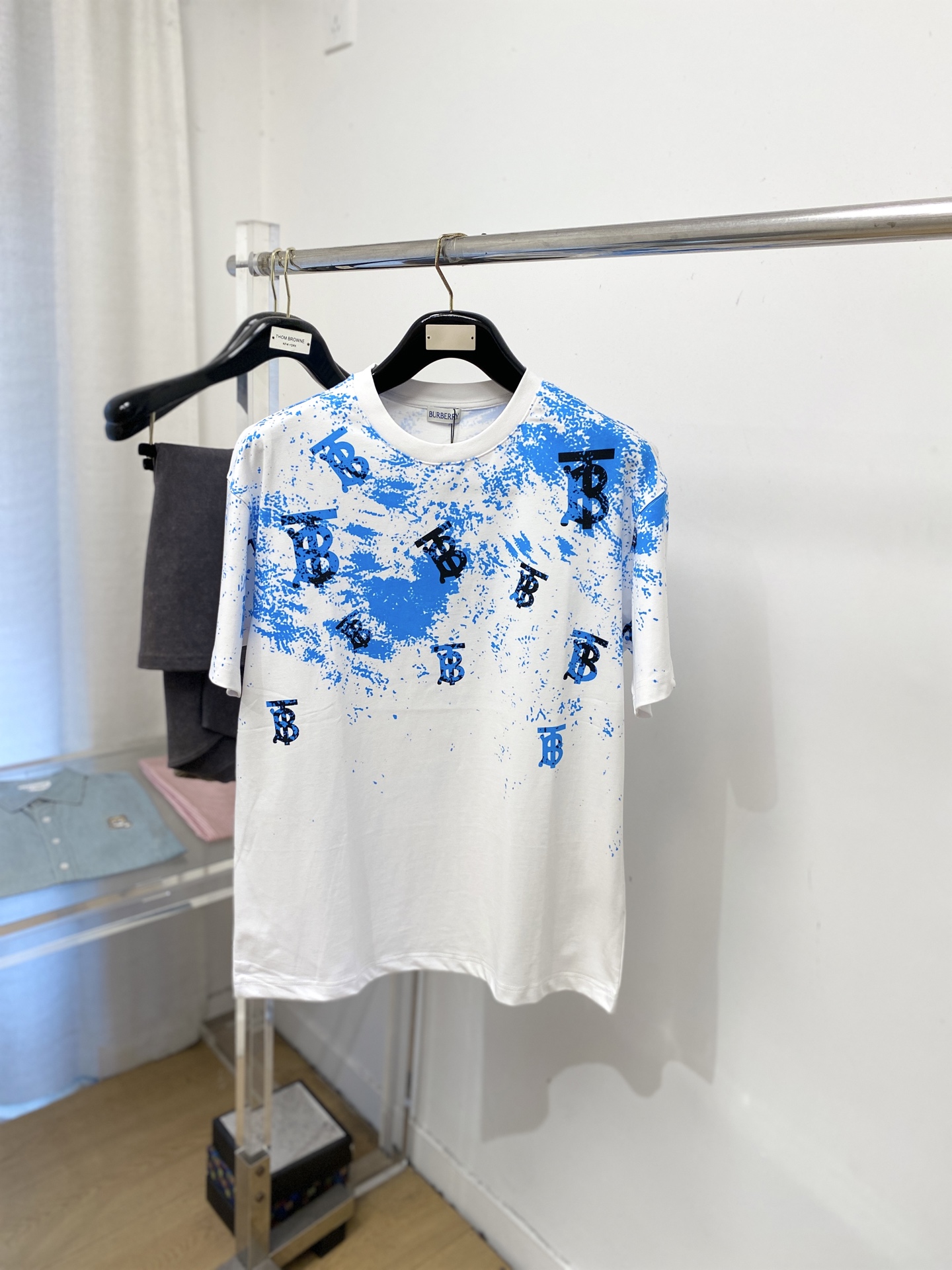 NO:743894,Burberry, 2026 new short-sleeved T-shirt, handsome and fashionable, top digital animal print letter logo, simple and versatile. The fabric cotton is not only crisp and maintains the trendy silhouette, but also comfortable to wear, and the yarn is more delicate. Size S-2XL,, burberry, T-shirt, tees, t-shirt,19860909巴宝莉、2026新品短袖T恤,帅气时尚,顶级数码动物印花字母logo,简约百搭款.面料棉 不仅挺括,保持潮流的廓形,又穿着舒适,纱织更细腻,码数S-2XL,,burberry,T-shirt,tees，t-shirt,,Men's clothing