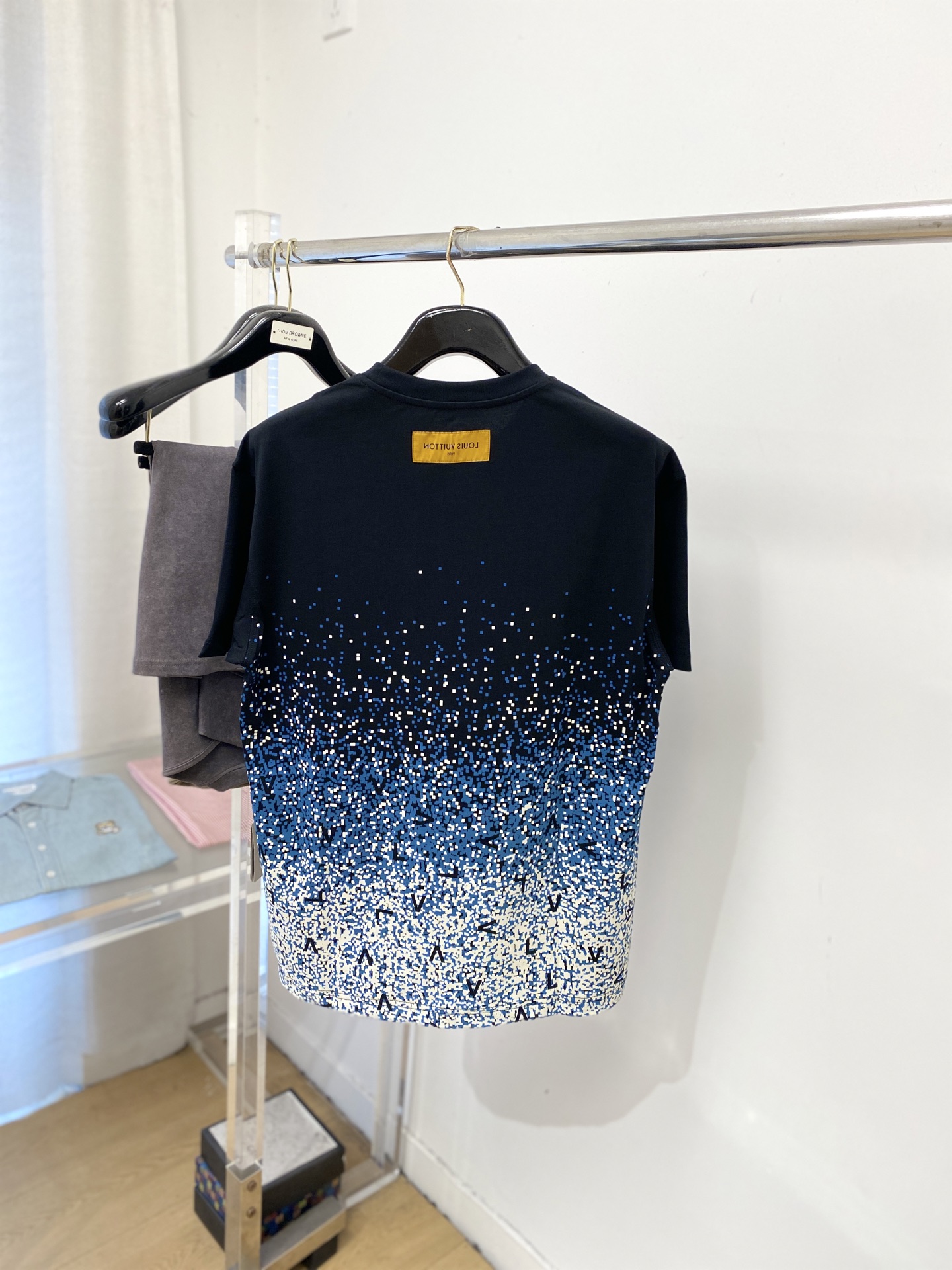 路易威登、2026新品短袖T恤，帅气时尚，衣下顶级数码定位印花字母logo，简约百搭款。面料棉 不仅挺括