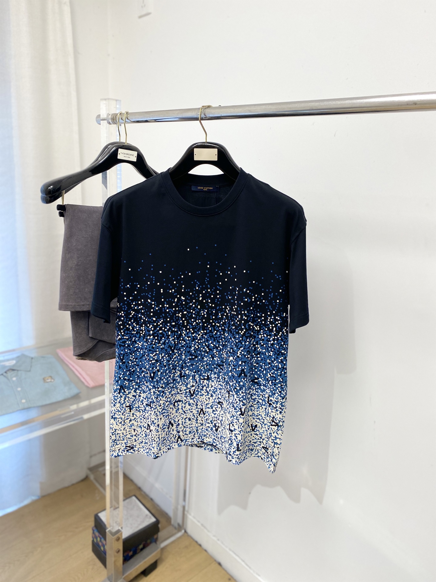 路易威登、2026新品短袖T恤，帅气时尚，衣下顶级数码定位印花字母logo，简约百搭款。面料棉 不仅挺括