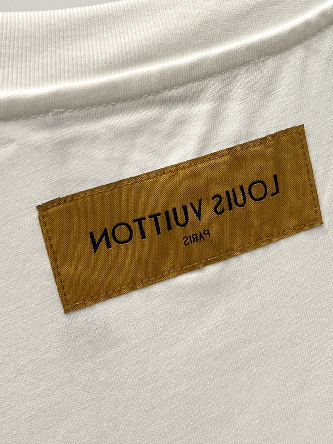 路易威登、2026新品短袖T恤，帅气时尚，衣下顶级数码定位印花字母logo，简约百搭款。面料棉 不仅挺括