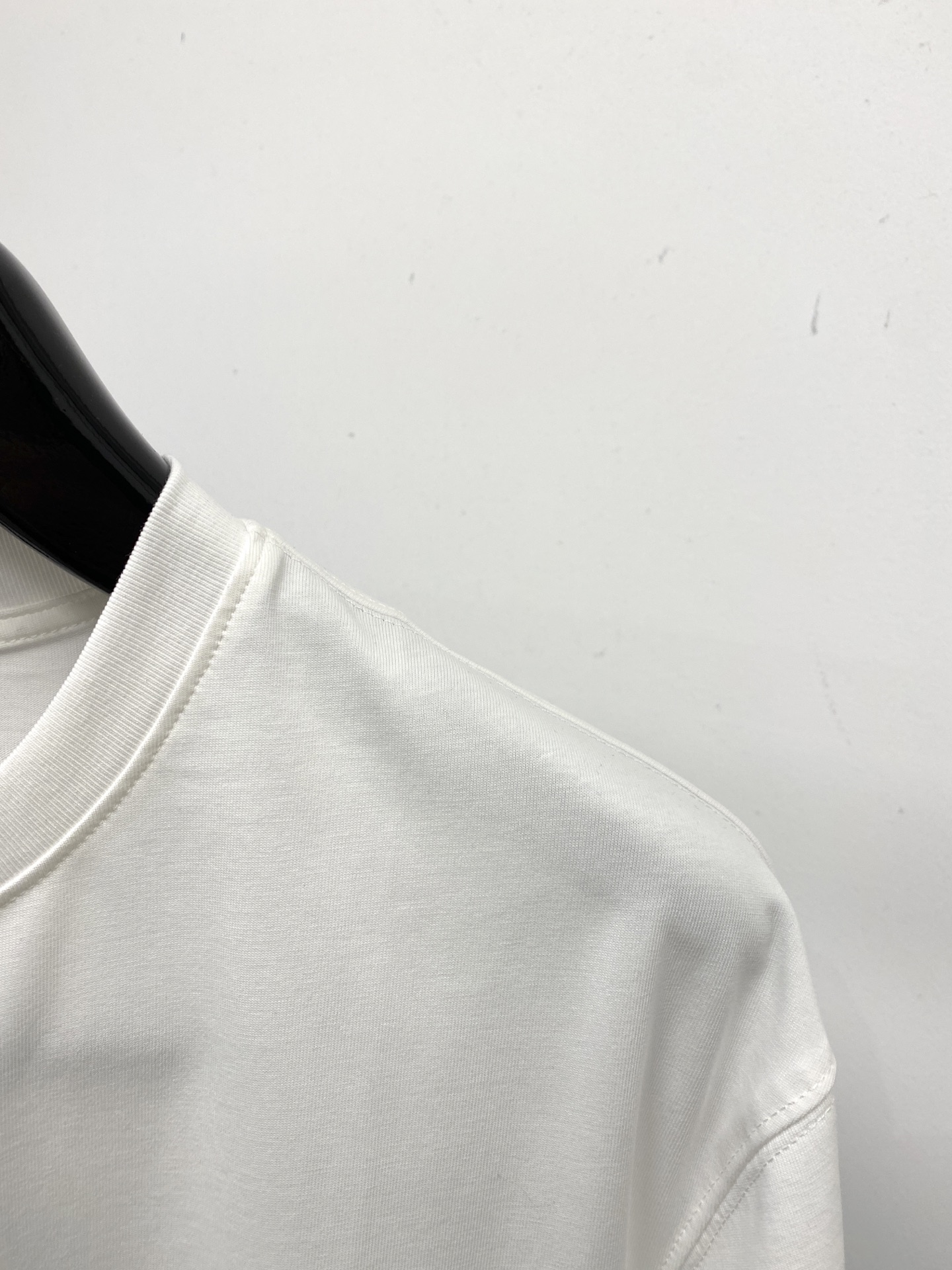 路易威登、2026新品短袖T恤，帅气时尚，衣下顶级数码定位印花字母logo，简约百搭款。面料棉 不仅挺括