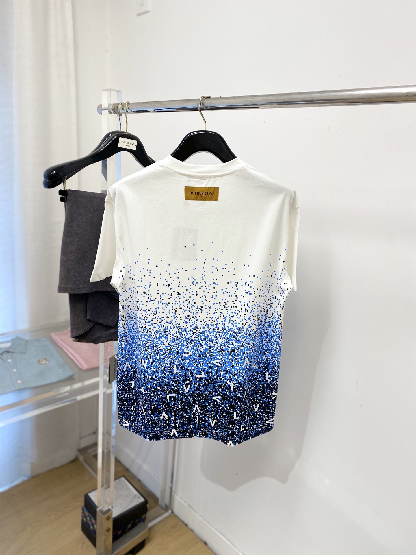 路易威登、2026新品短袖T恤，帅气时尚，衣下顶级数码定位印花字母logo，简约百搭款。面料棉 不仅挺括