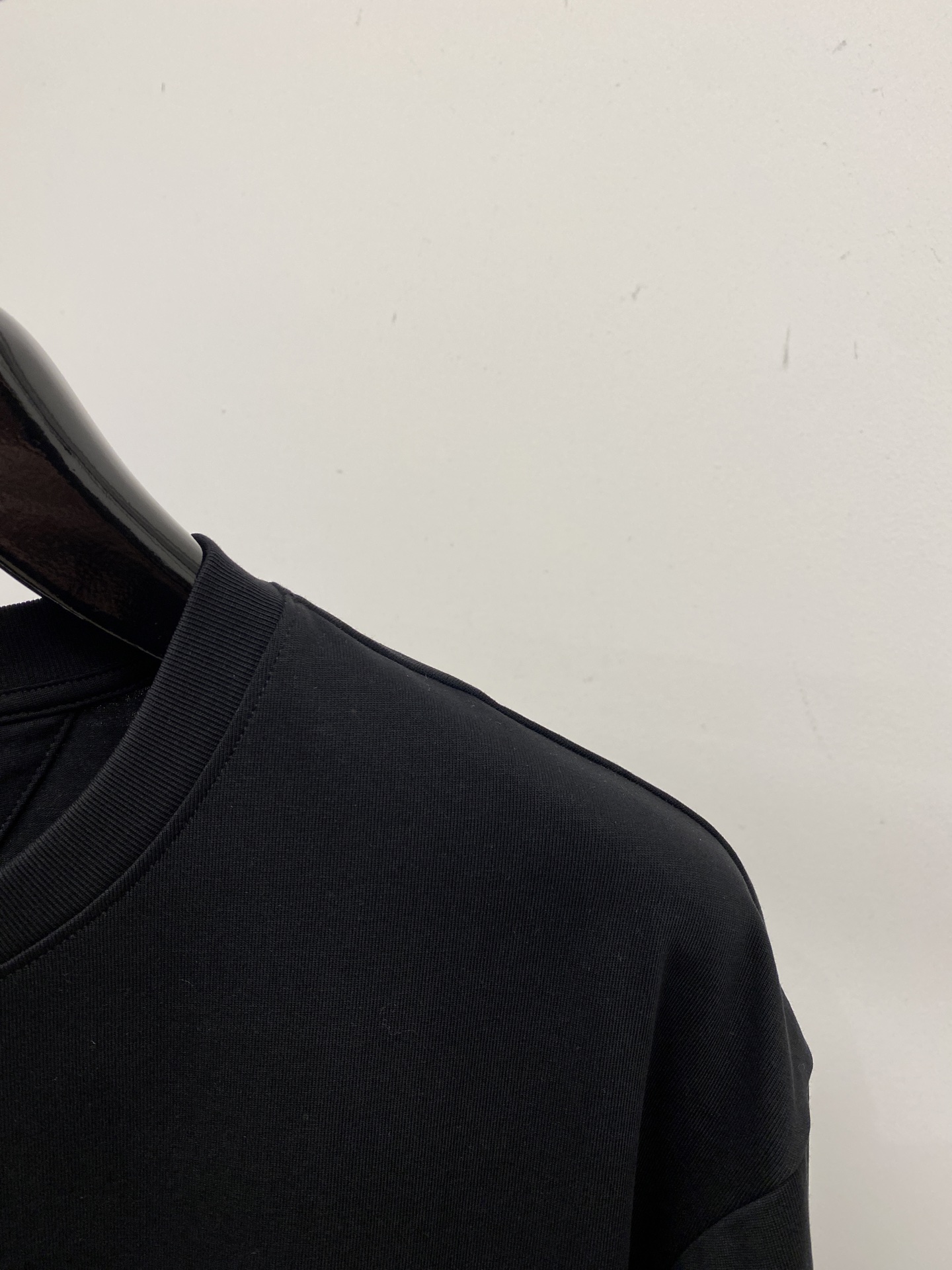 BV、2026新品短袖T恤，帅气时尚，衣下精致刺绣图案logo，简约百搭款。面料棉 不仅挺括，保持潮流的