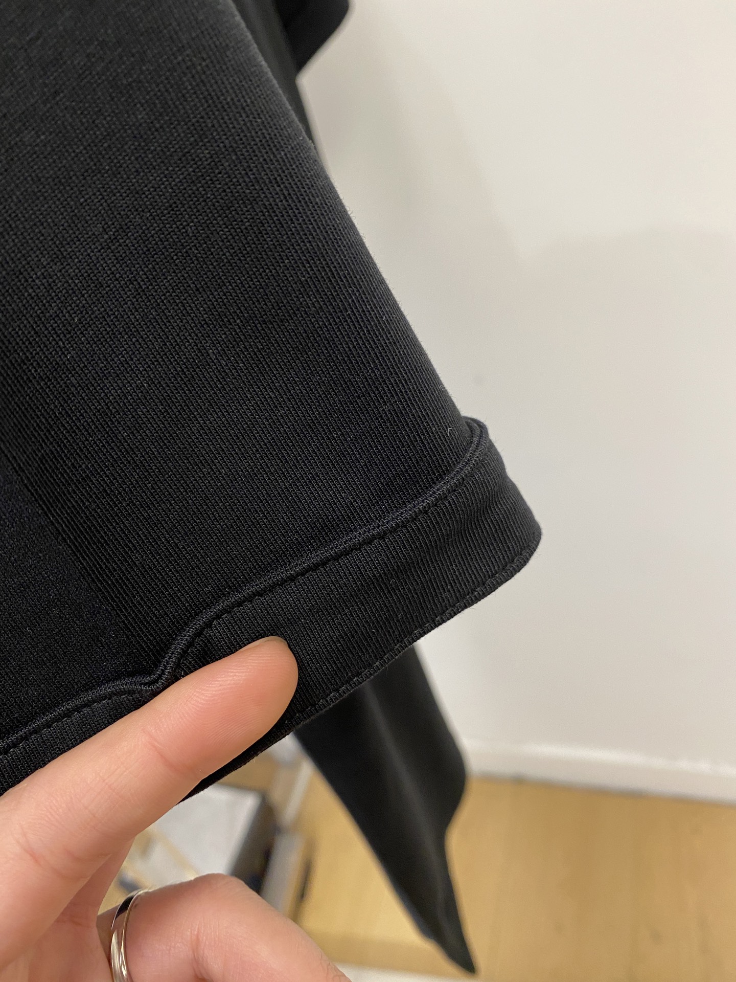 BV、2026新品短袖T恤，帅气时尚，衣下精致刺绣图案logo，简约百搭款。面料棉 不仅挺括，保持潮流的